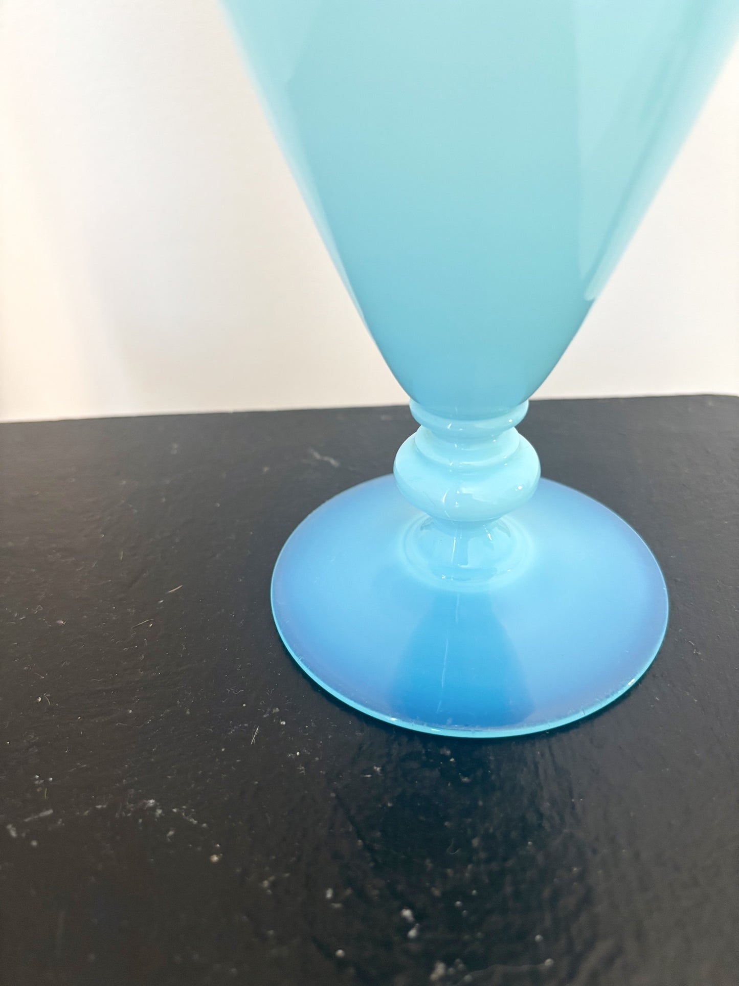 Vase bleu ciel en opaline de Boom