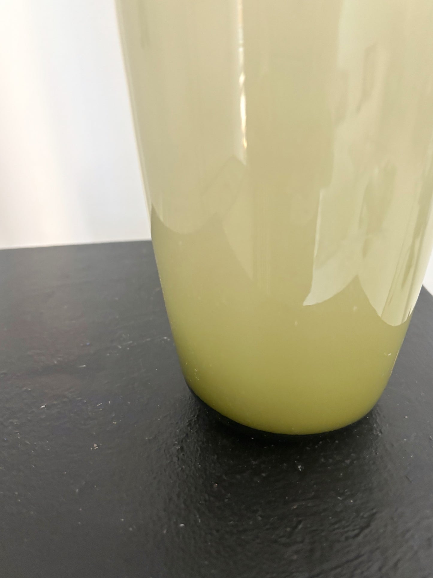 Haut vase en opaline kaki avec petite anse