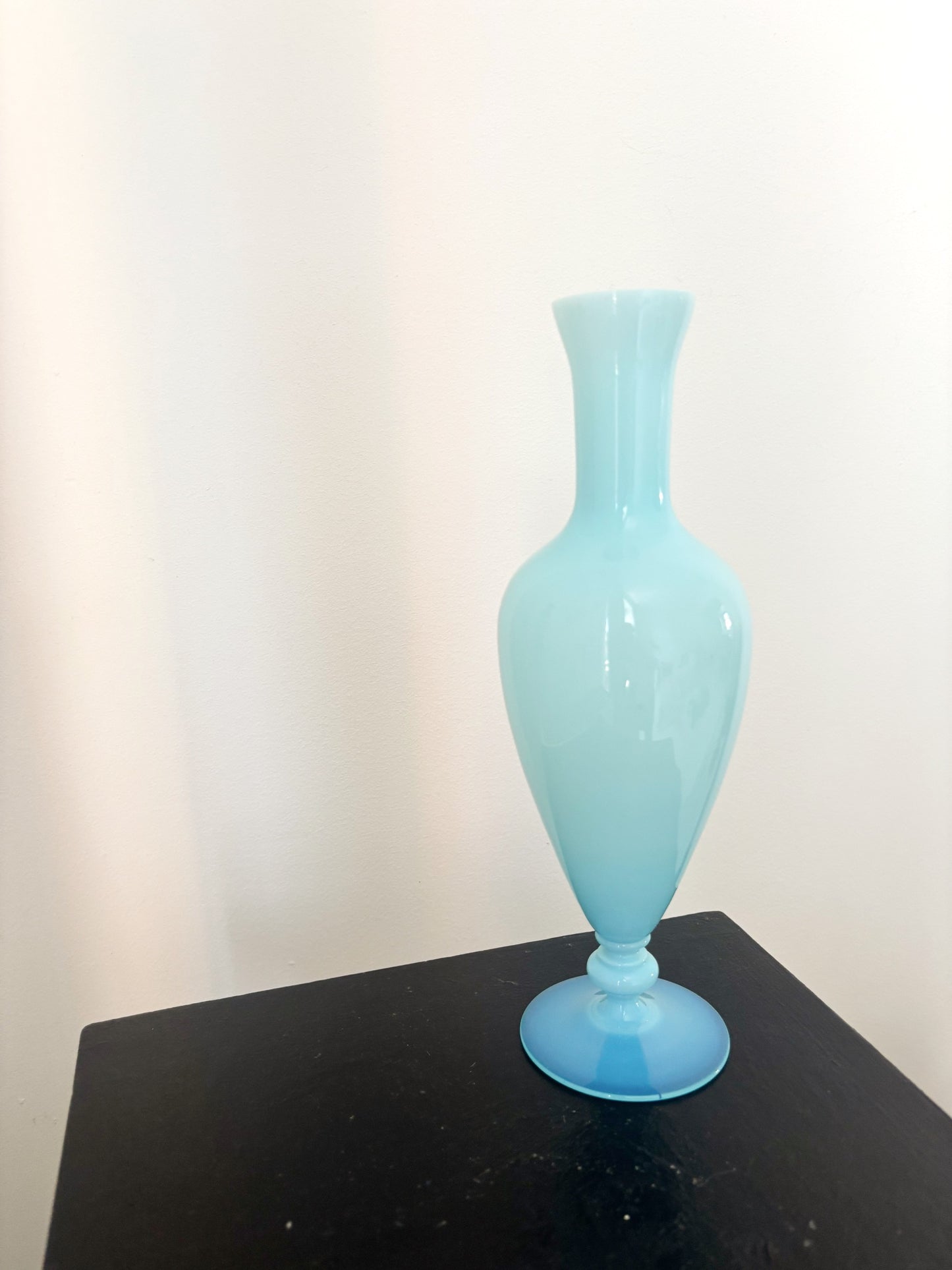 Vase bleu ciel en opaline de Boom