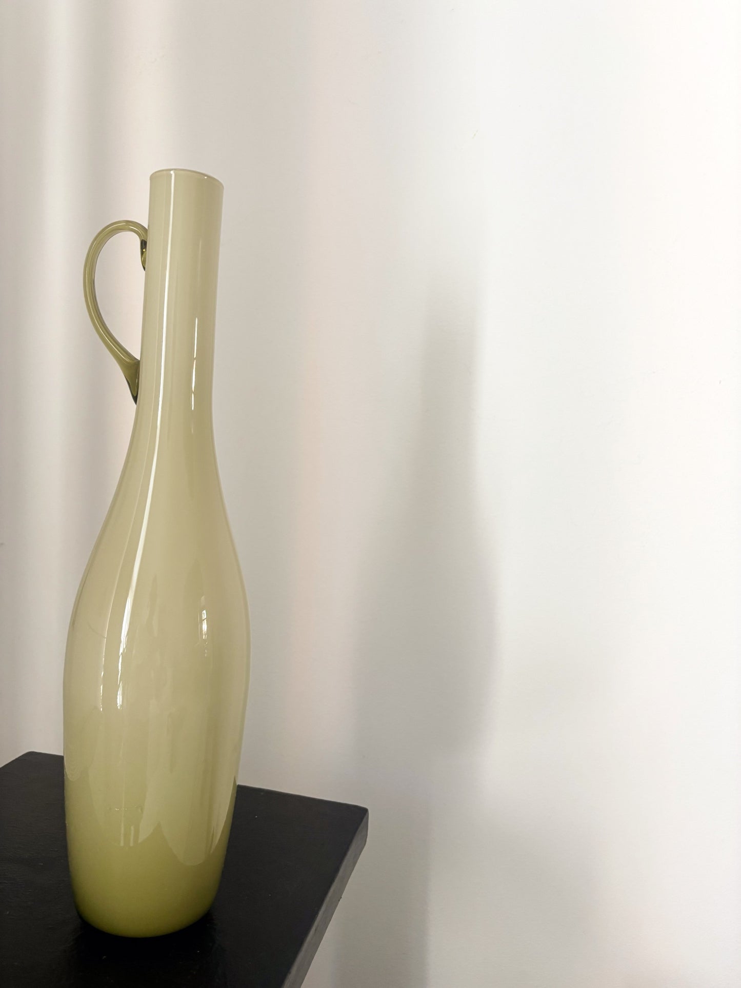 Haut vase en opaline kaki avec petite anse