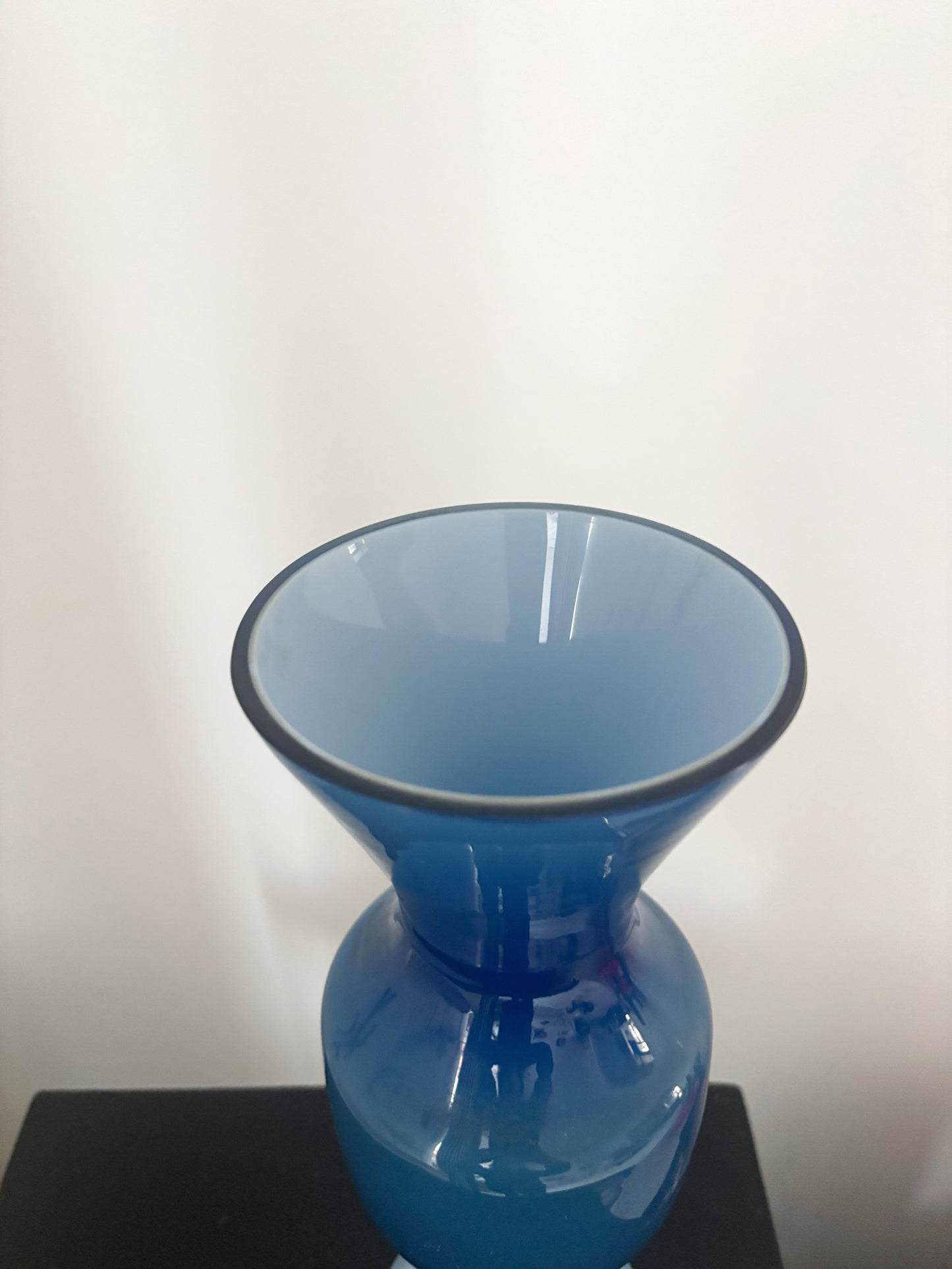 Vase en opaline bleu foncé