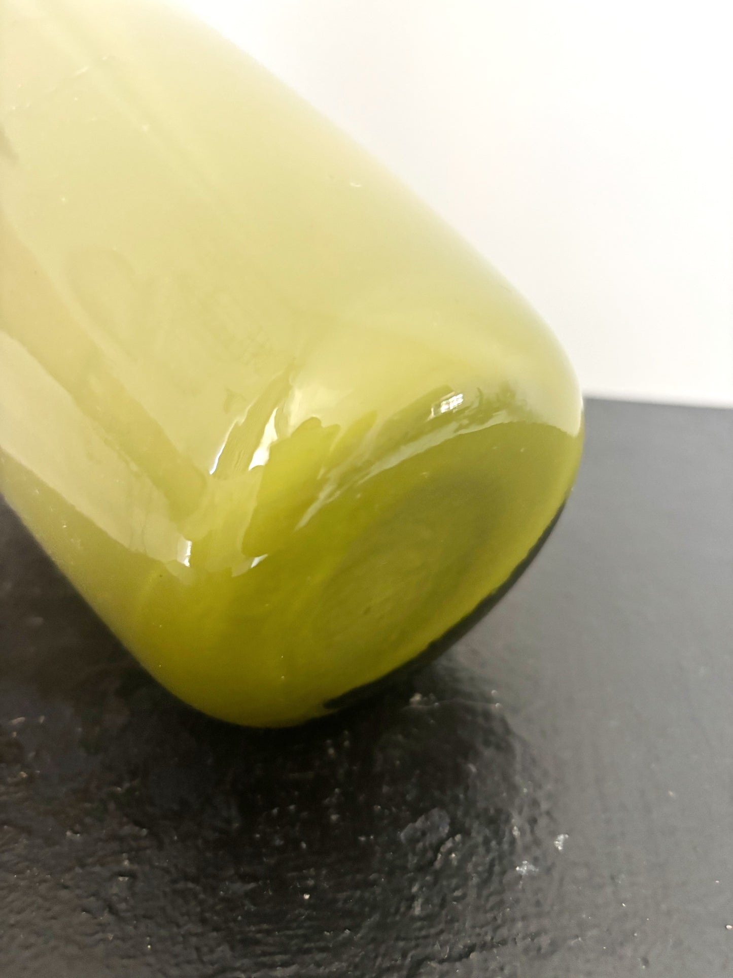 Haut vase en opaline kaki avec petite anse