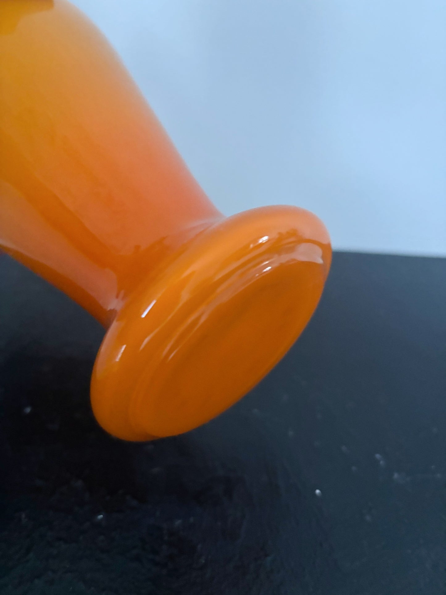 Petit vase orange en opaline