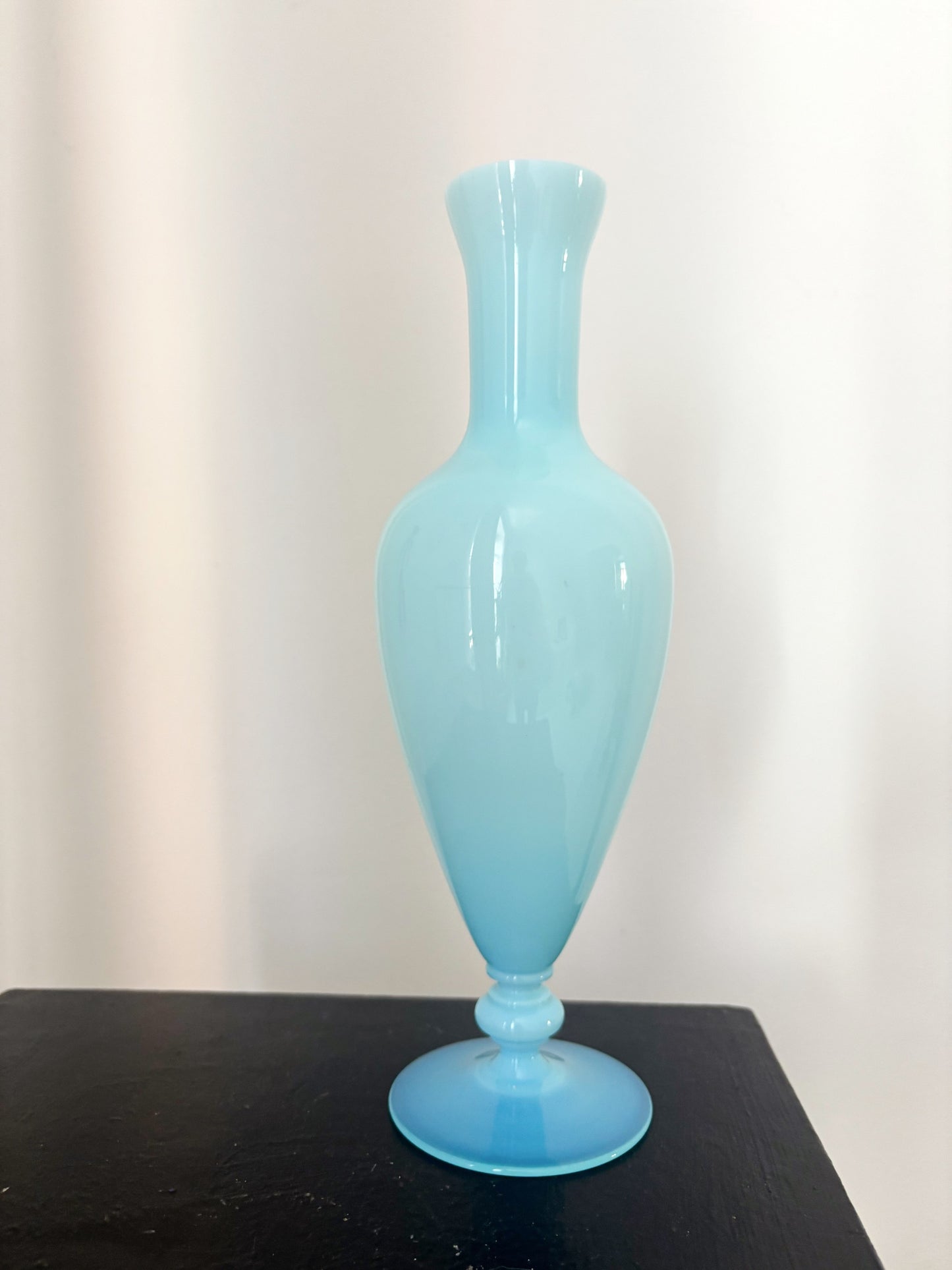 Vase bleu ciel en opaline de Boom