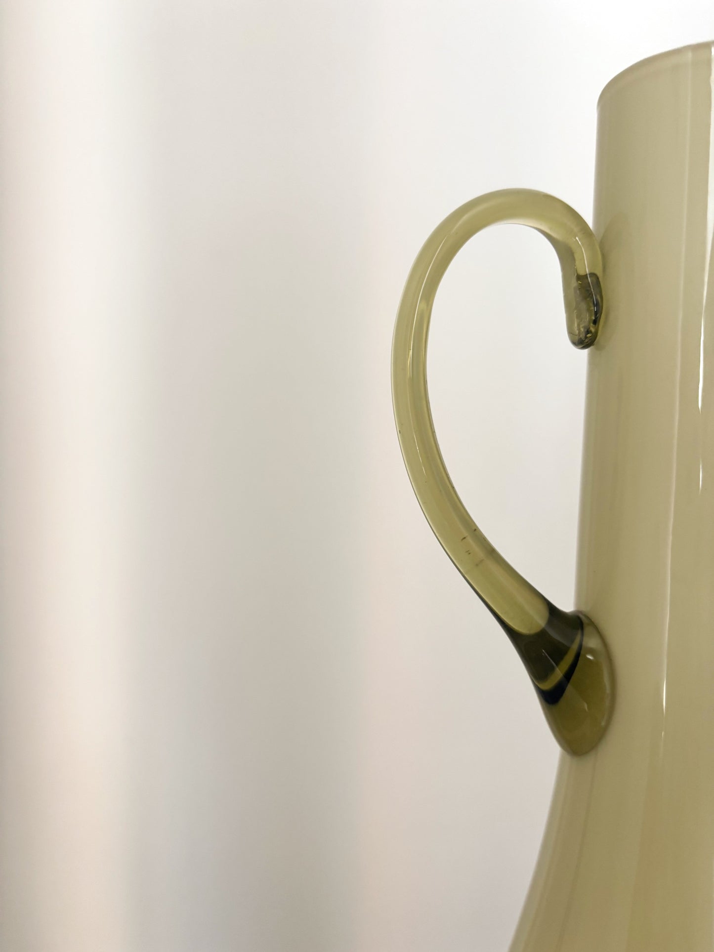 Haut vase en opaline kaki avec petite anse