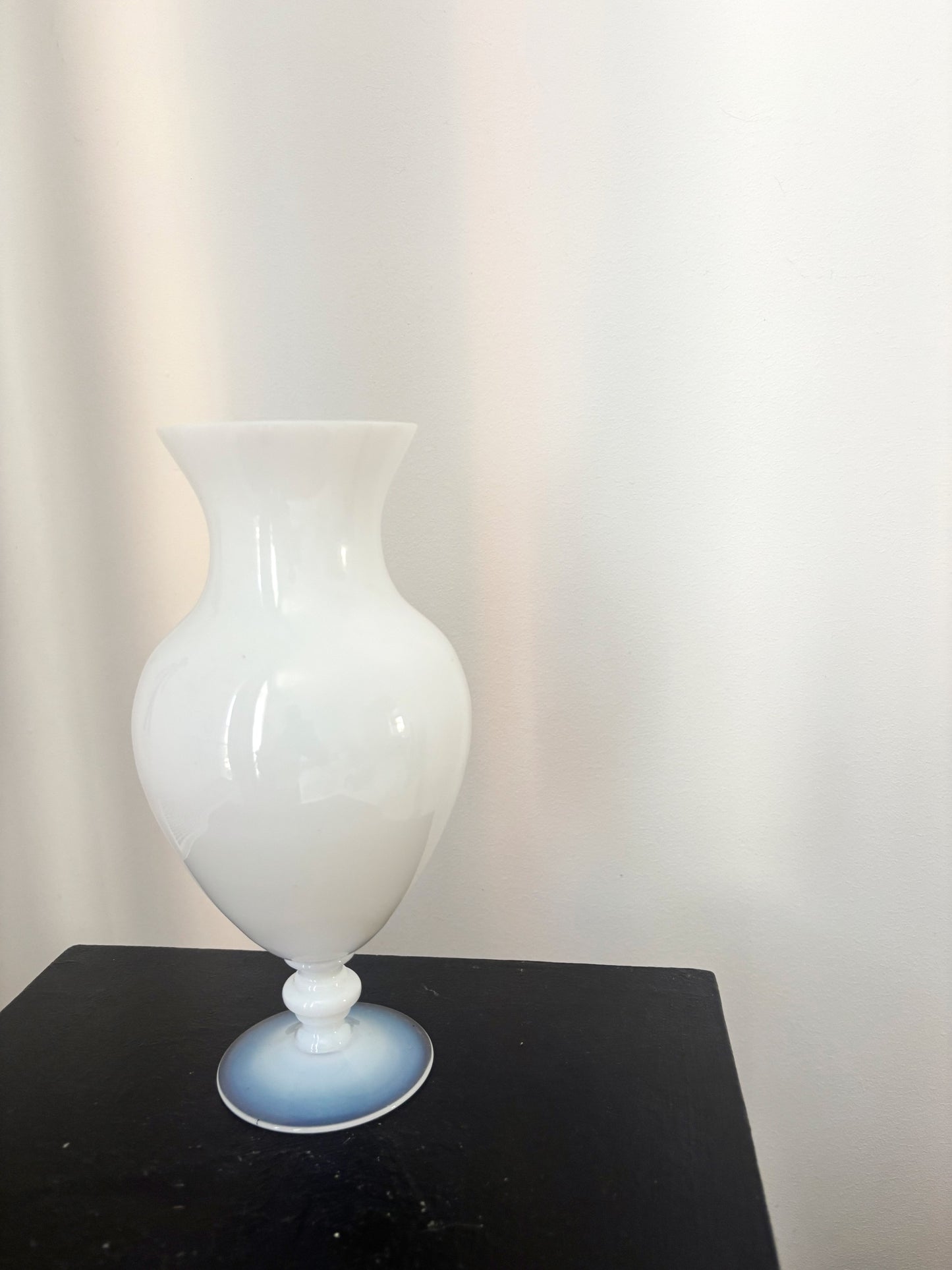 Vase blanc en opaline de Boom