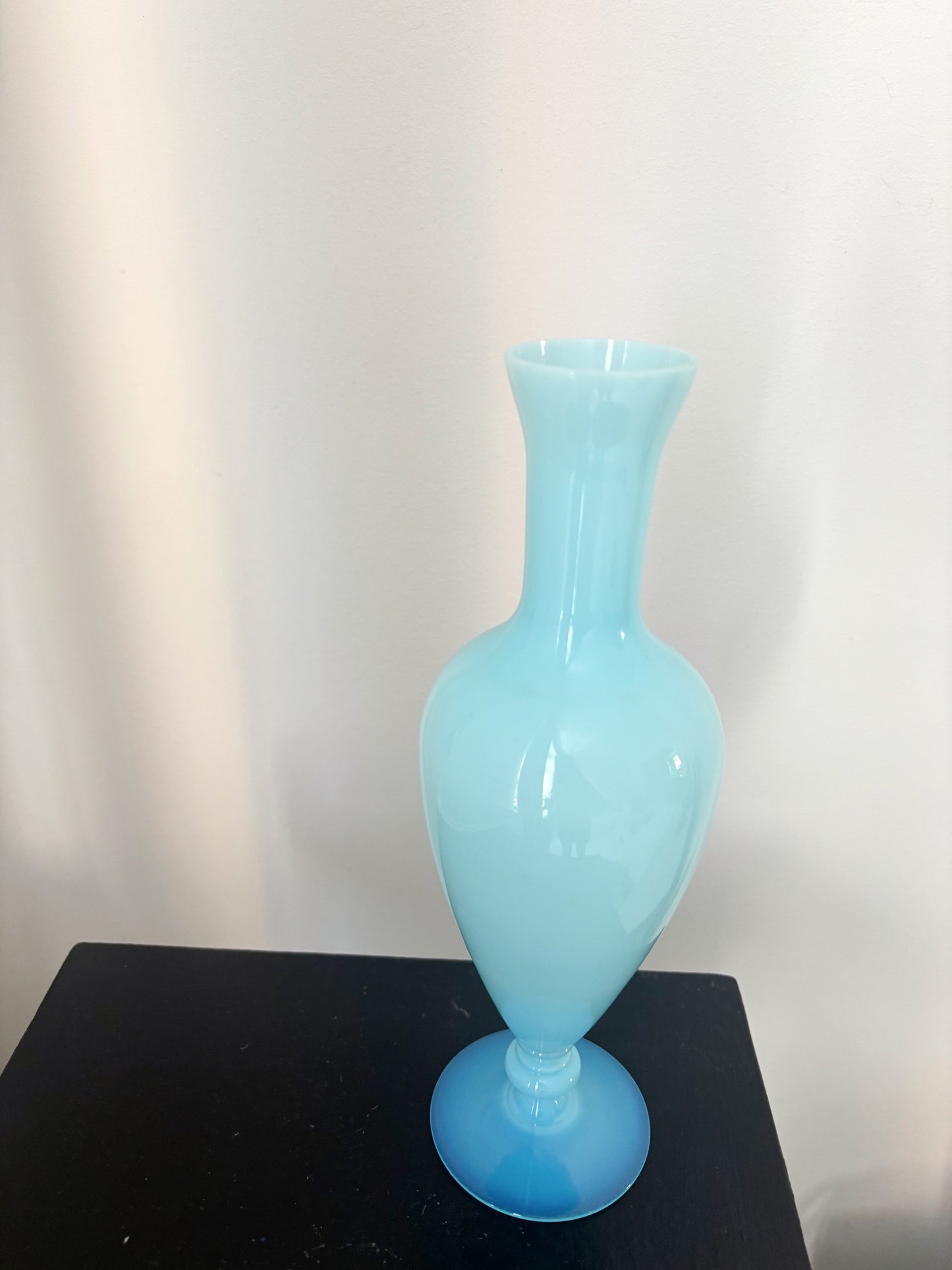 Vase bleu ciel en opaline de Boom