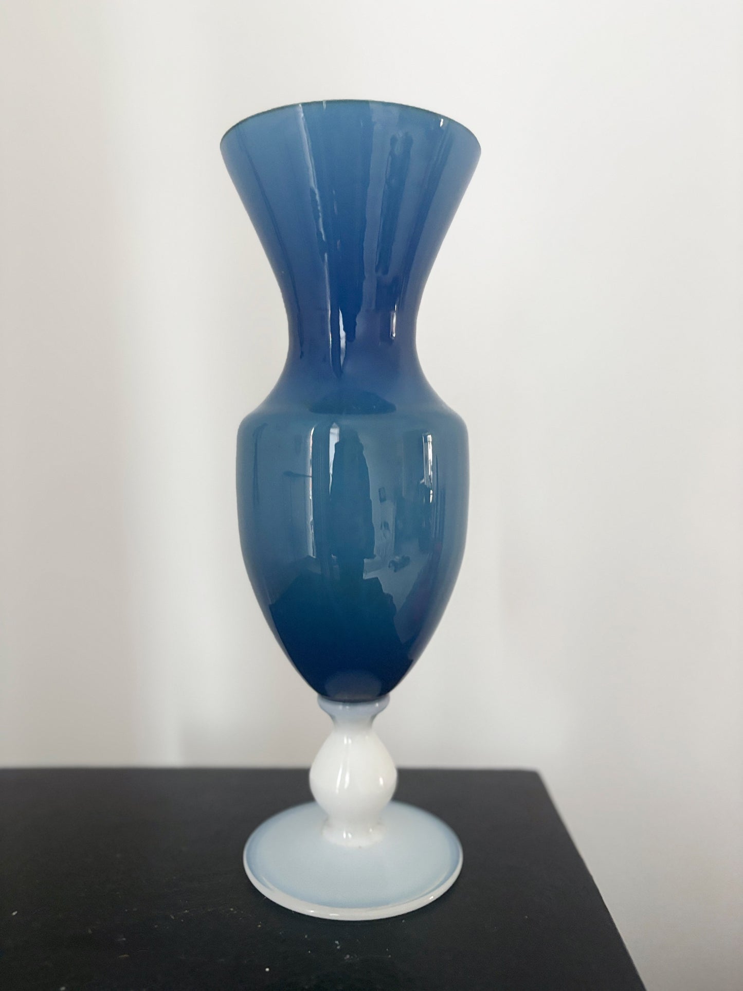 Vase en opaline bleu foncé