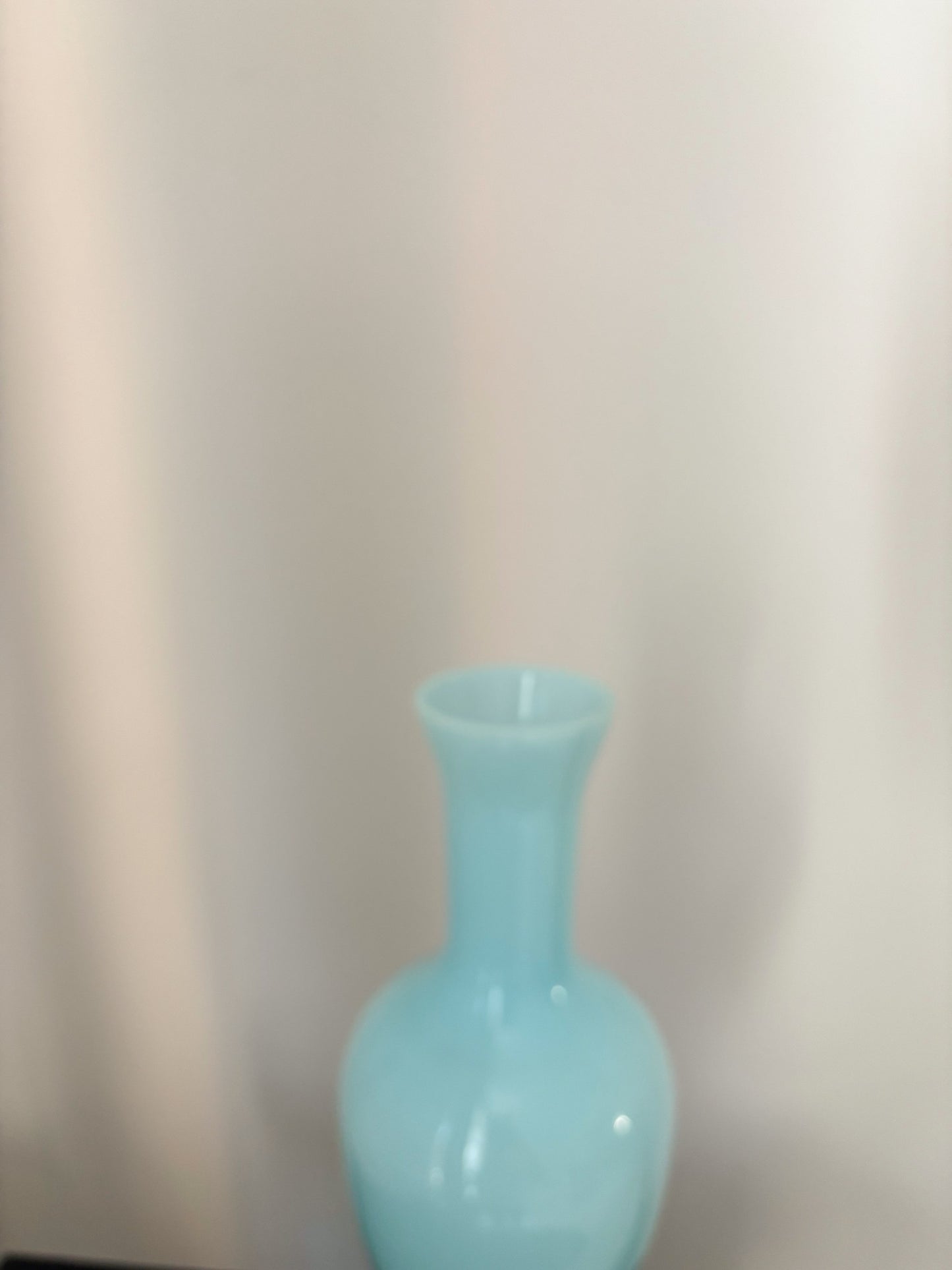 Vase bleu ciel en opaline de Boom