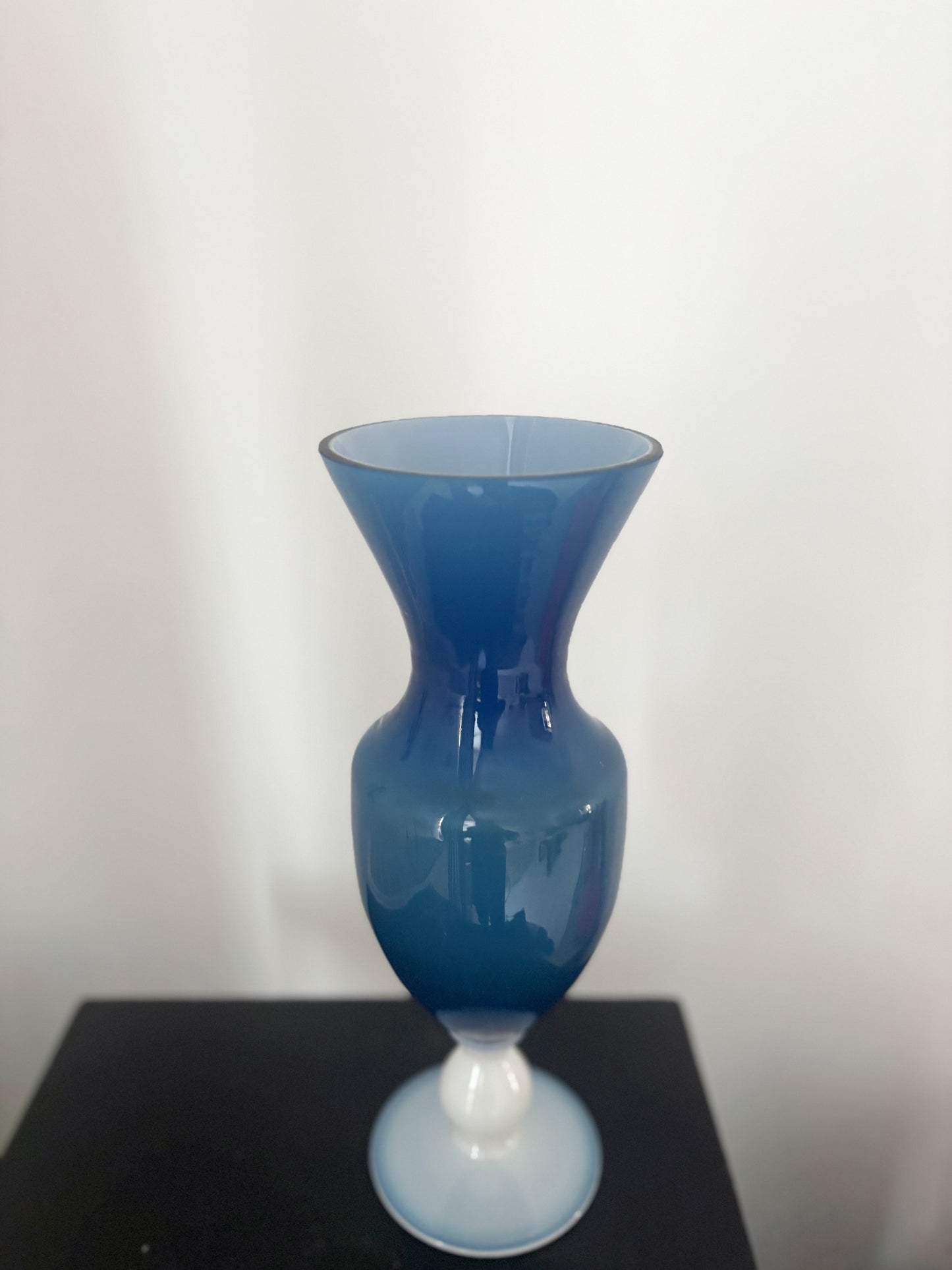 Vase en opaline bleu foncé