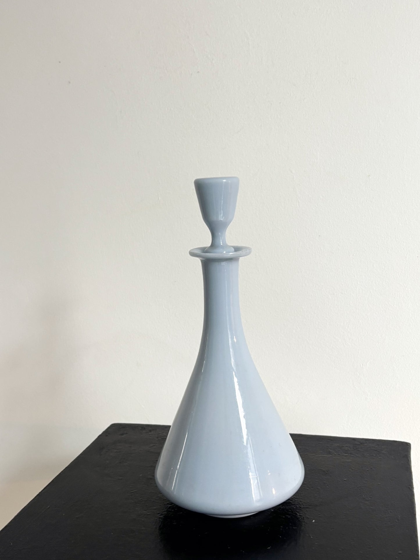 Bouteille en opaline française mauve pale