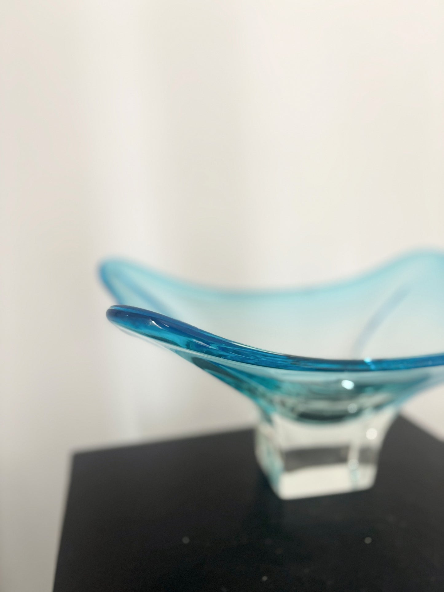 Plat bleu ciel en verre de Murano