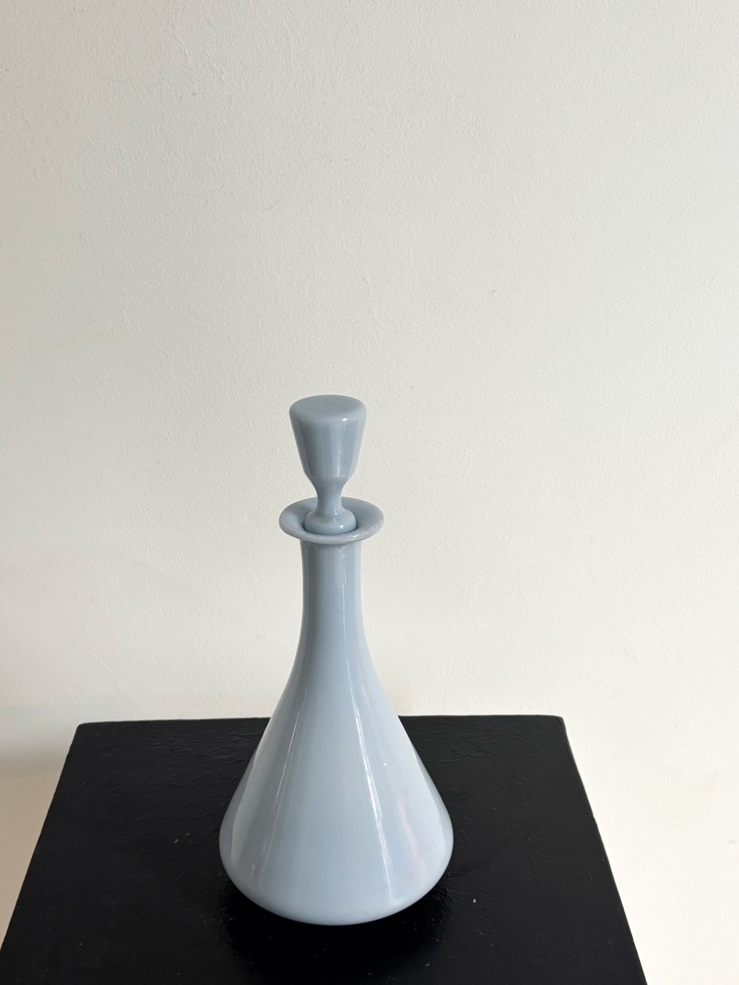 Bouteille en opaline française mauve pale