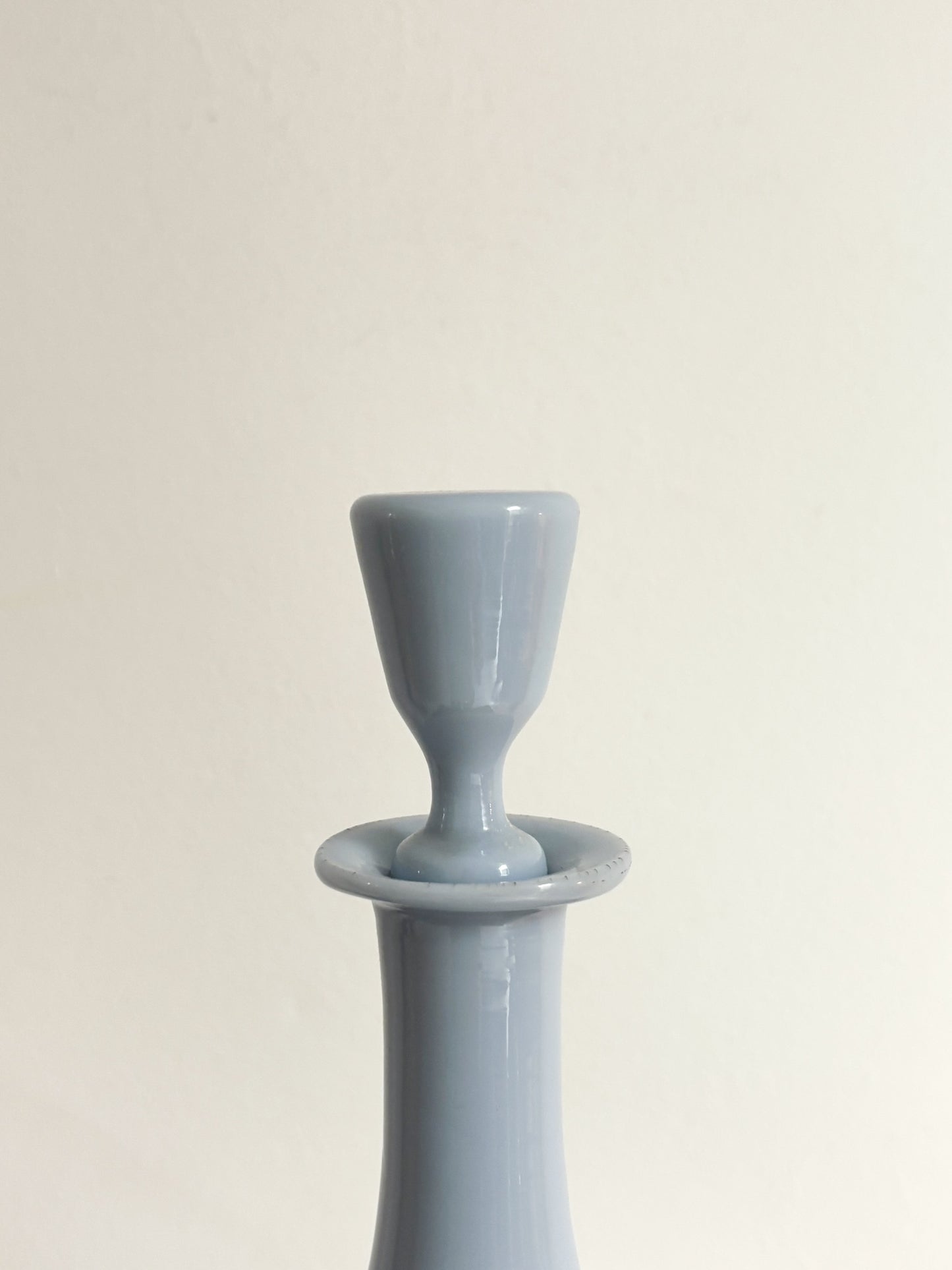 Bouteille en opaline française mauve pale