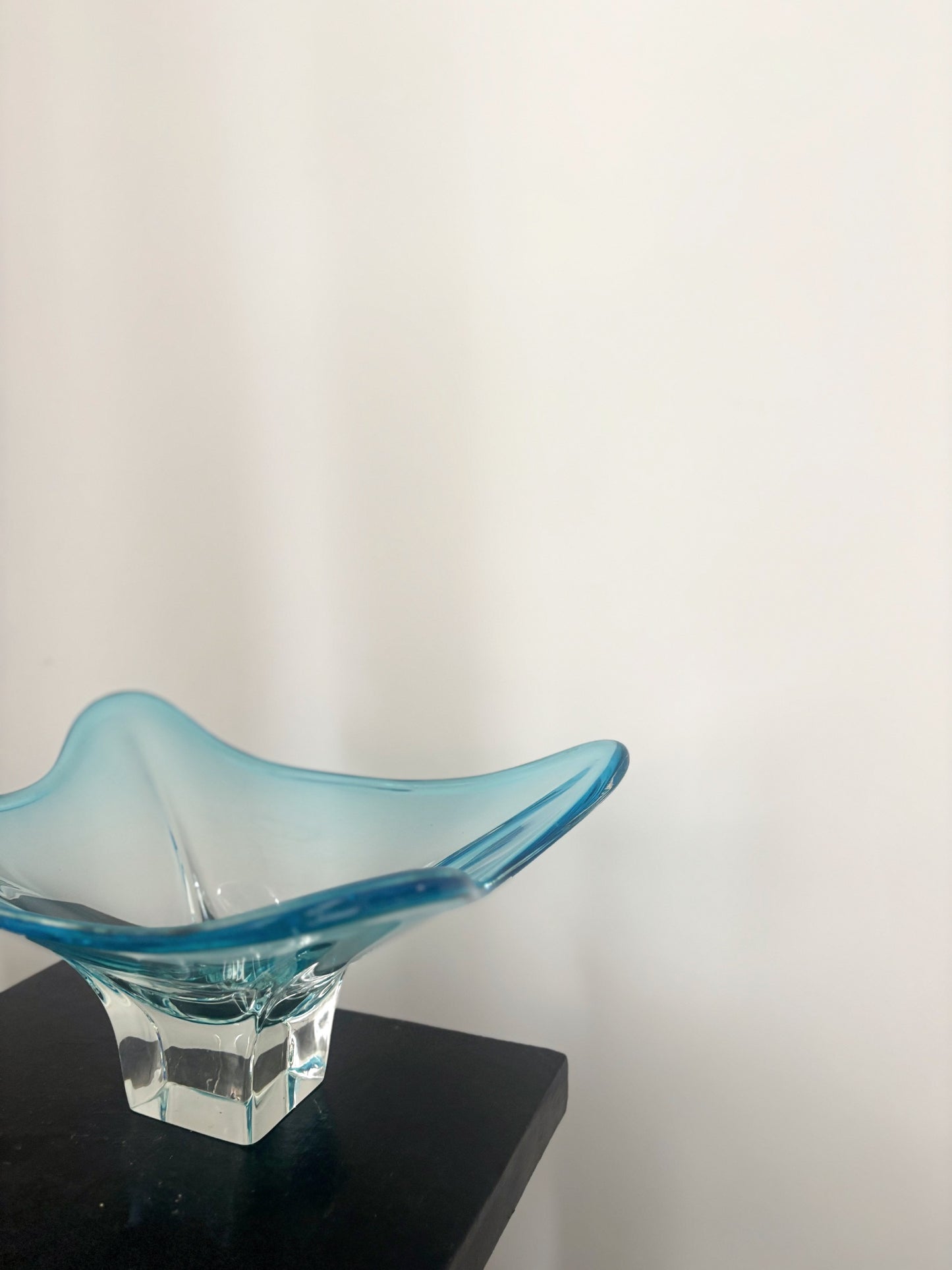 Plat bleu ciel en verre de Murano