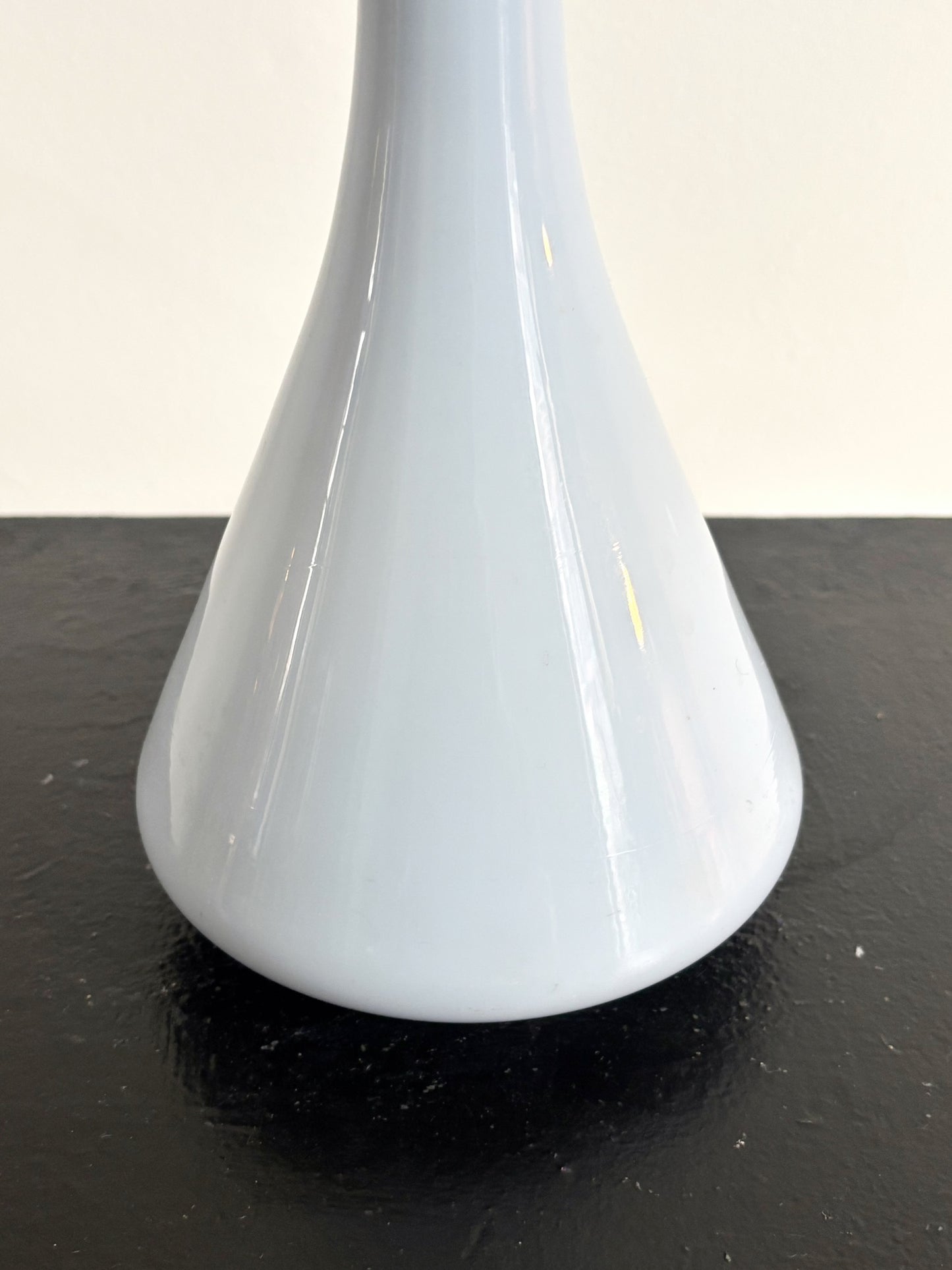 Bouteille en opaline française mauve pale