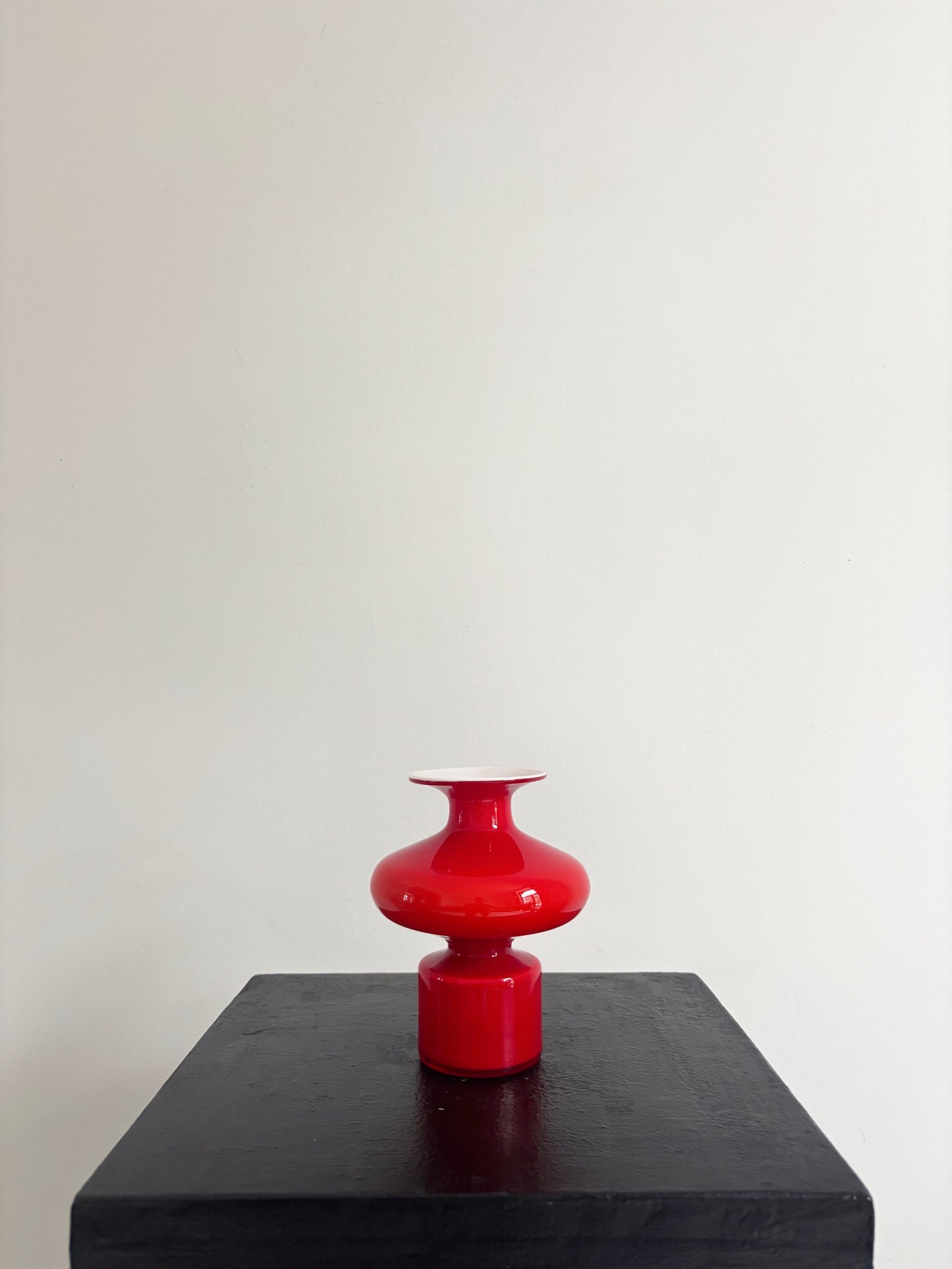 Vase Carnaby en opaline rouge d'Holmegaard par Per Lutken