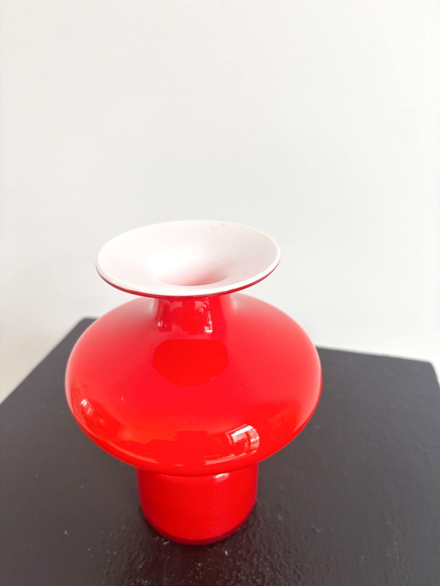 Vase Carnaby en opaline rouge d'Holmegaard par Per Lutken