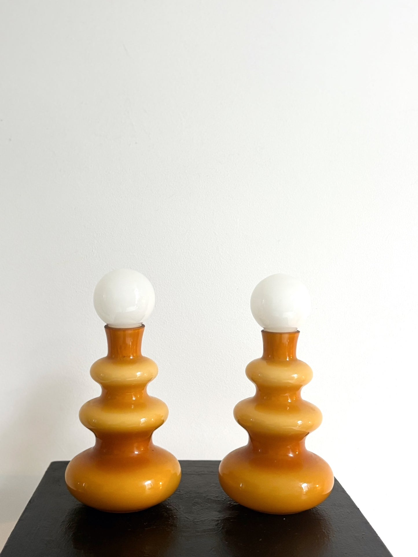 Paire de bouteilles en opaline ambre bouchon blanc