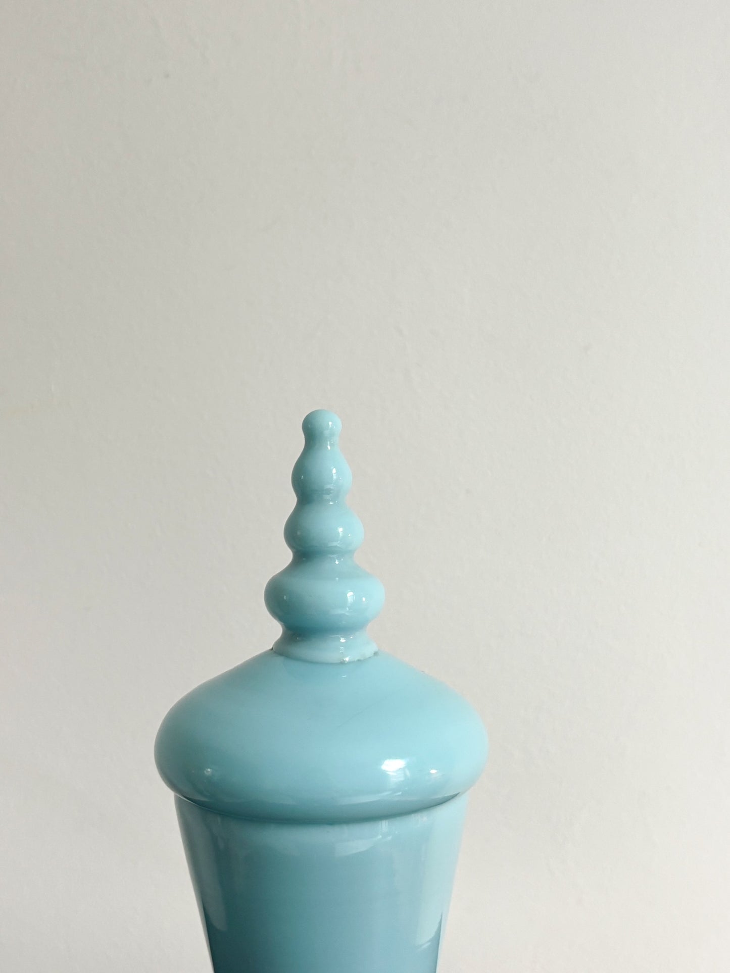 Bonbonnière en opaline de Portieux bleue ciel