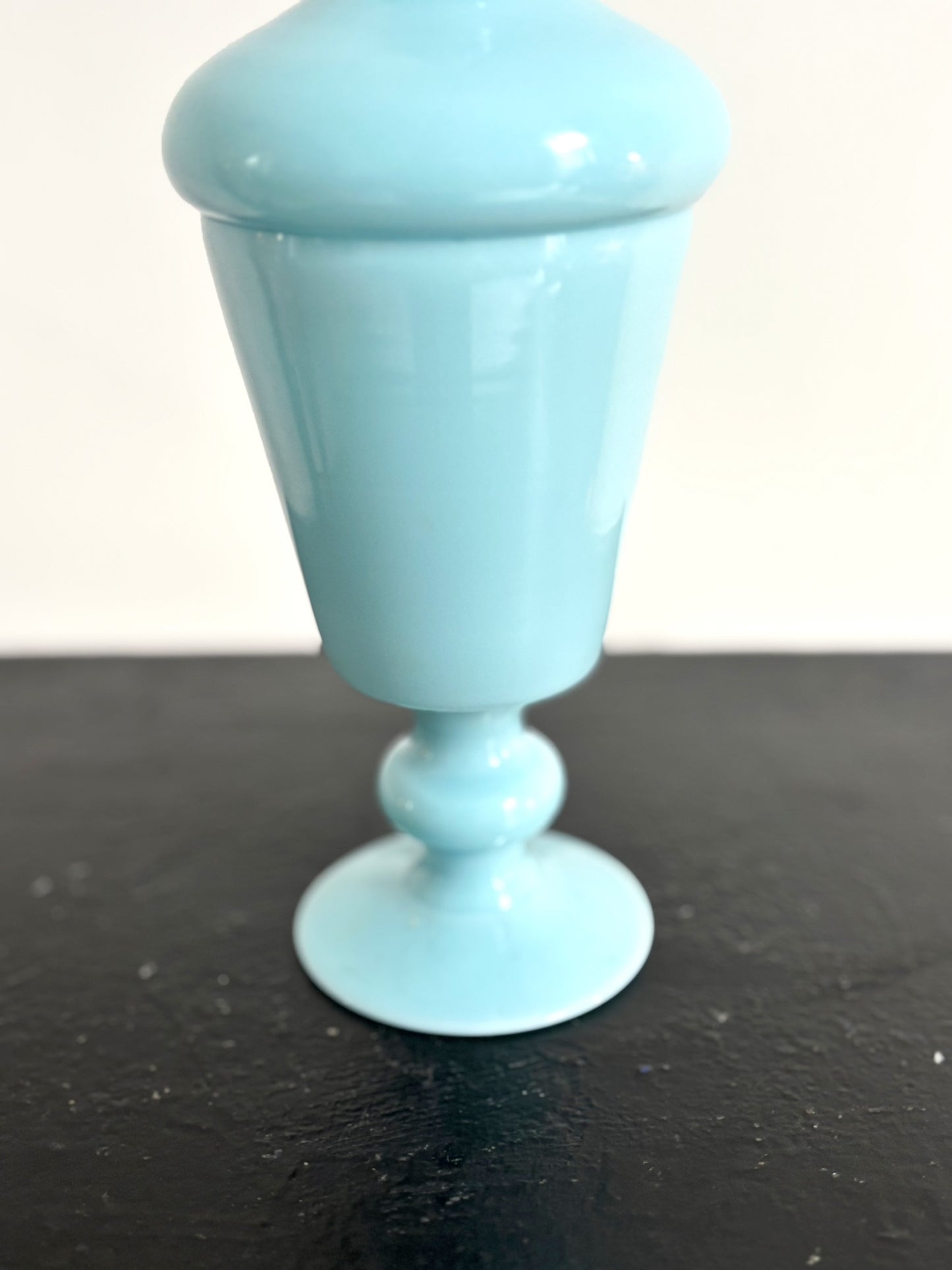 Bonbonnière en opaline de Portieux bleue ciel