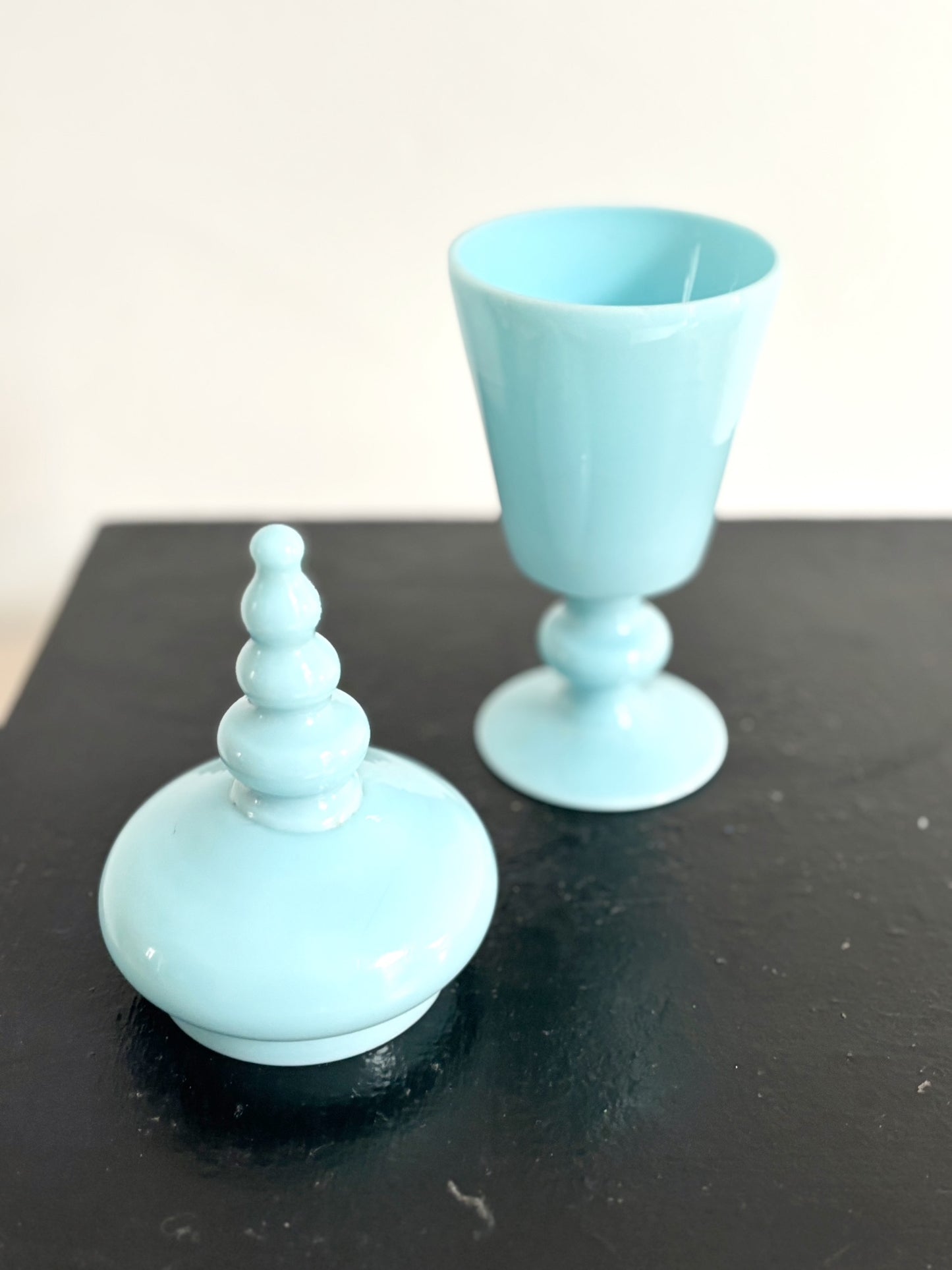 Bonbonnière en opaline de Portieux bleue ciel