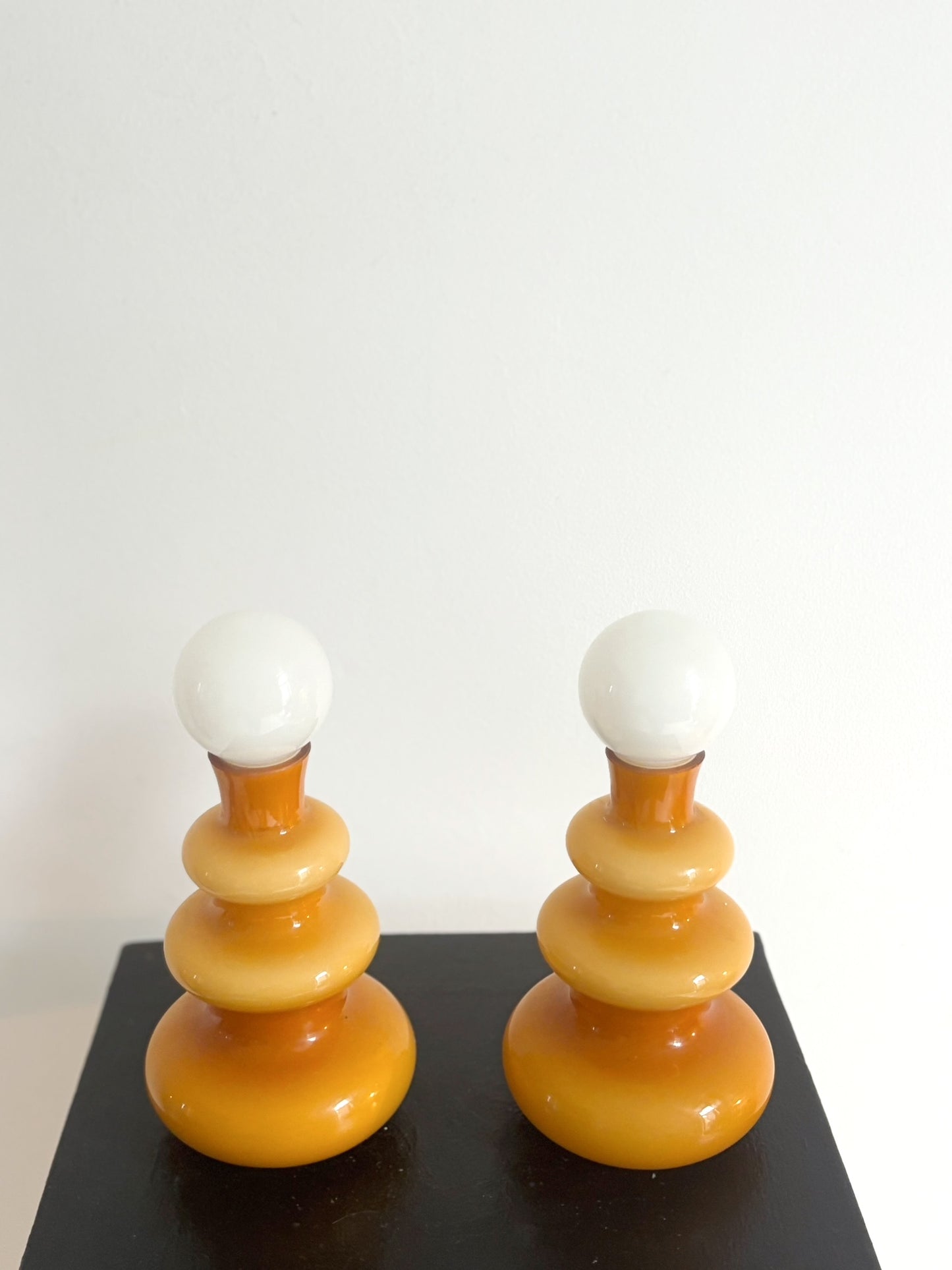 Paire de bouteilles en opaline ambre bouchon blanc