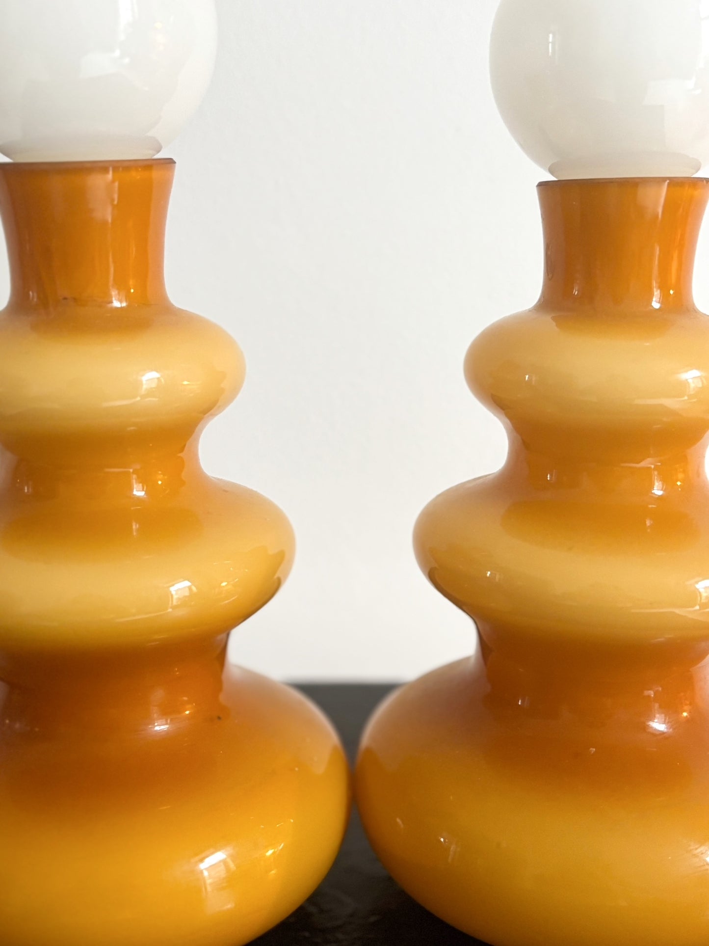 Paire de bouteilles en opaline ambre bouchon blanc