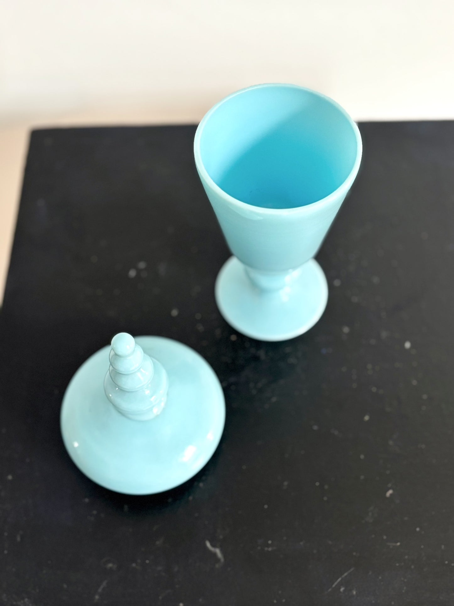Bonbonnière en opaline de Portieux bleue ciel