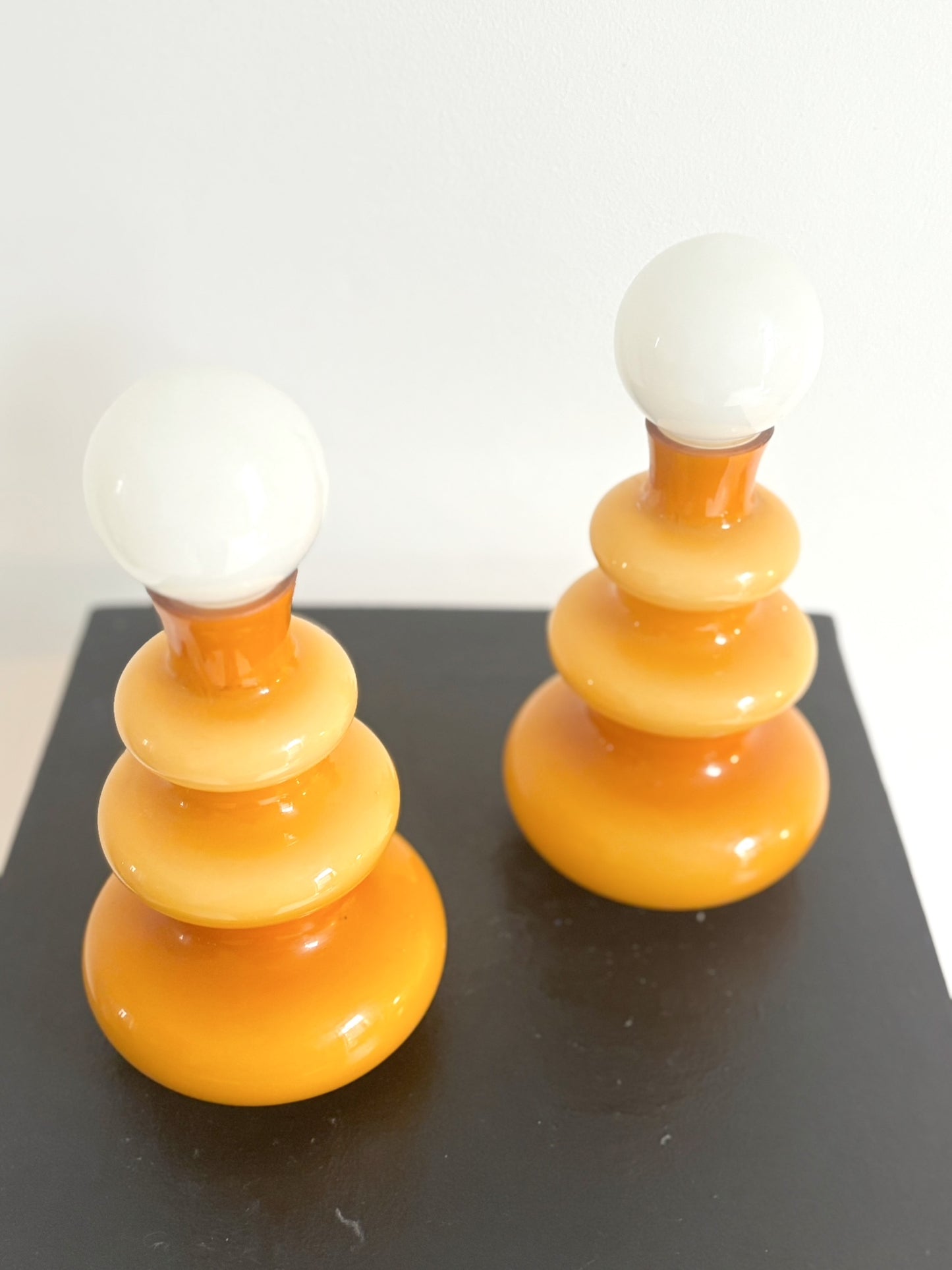 Paire de bouteilles en opaline ambre bouchon blanc