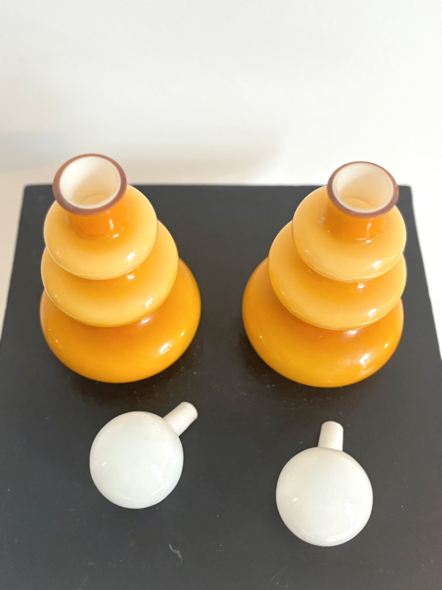 Paire de bouteilles en opaline ambre bouchon blanc