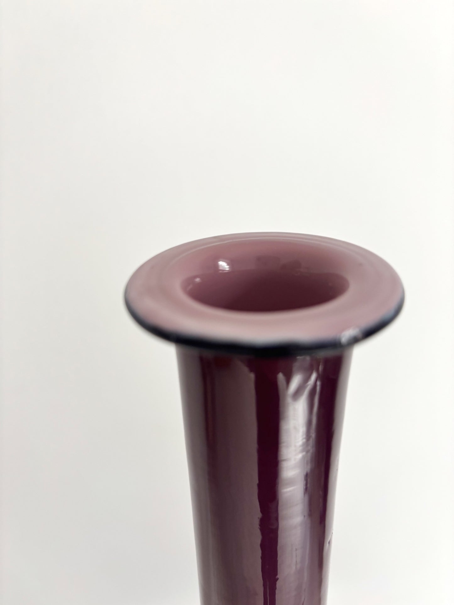 Bouteille en opaline mauve d'Empoli