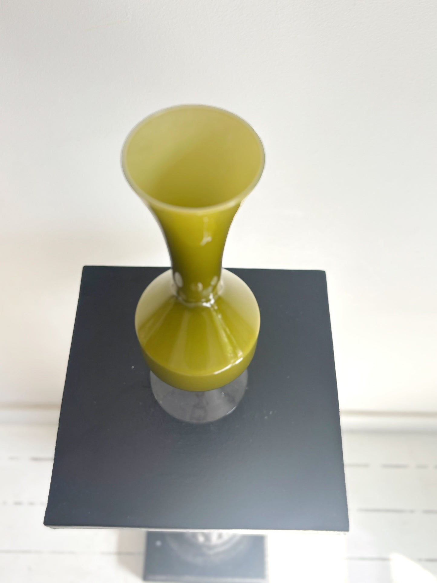 Vase en opaline vert olive