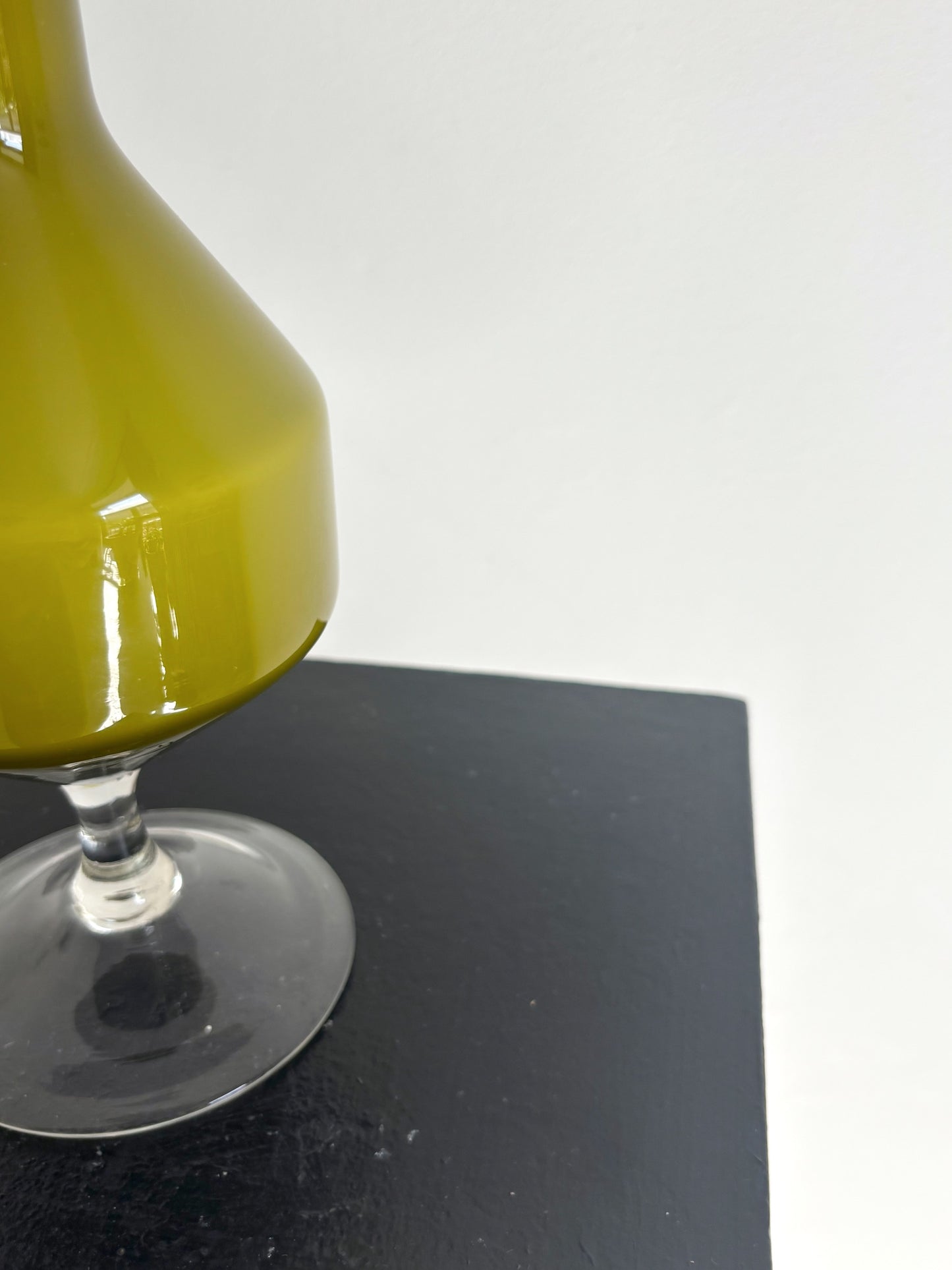 Vase en opaline vert olive