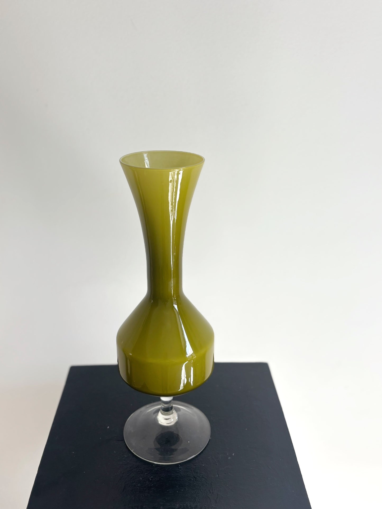 Vase en opaline vert olive