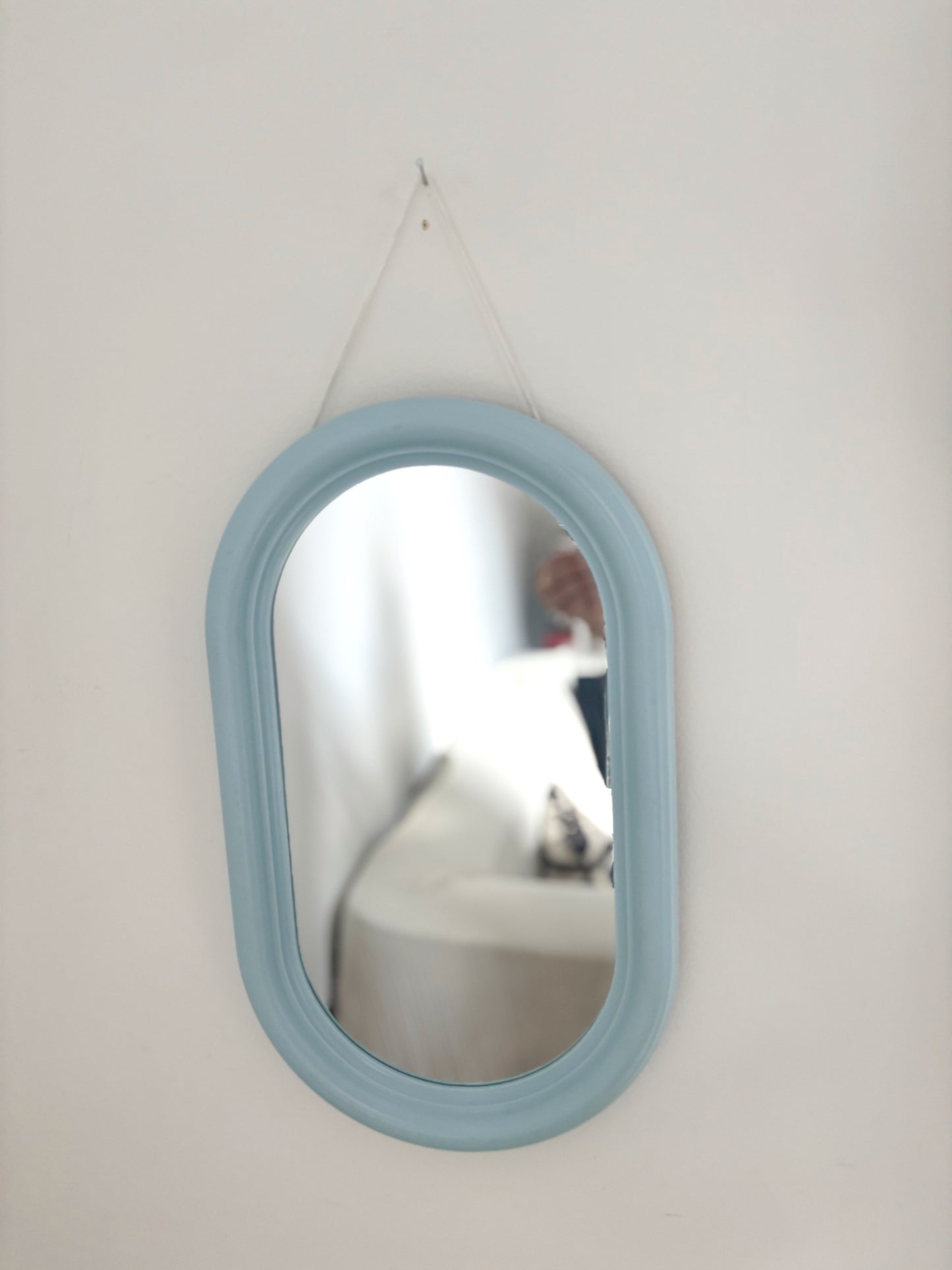 Miroir ovale encadrement en plastique bleu ciel