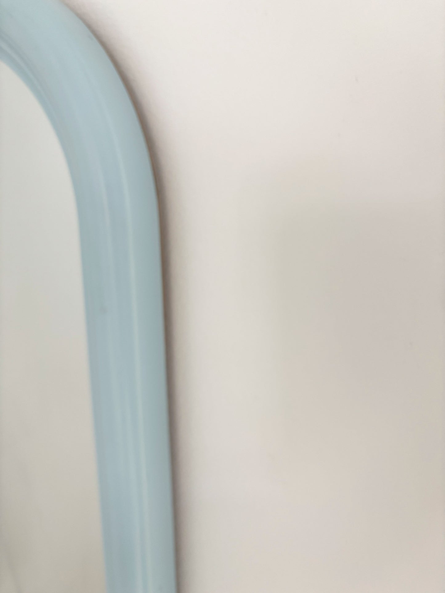 Miroir ovale encadrement en plastique bleu ciel