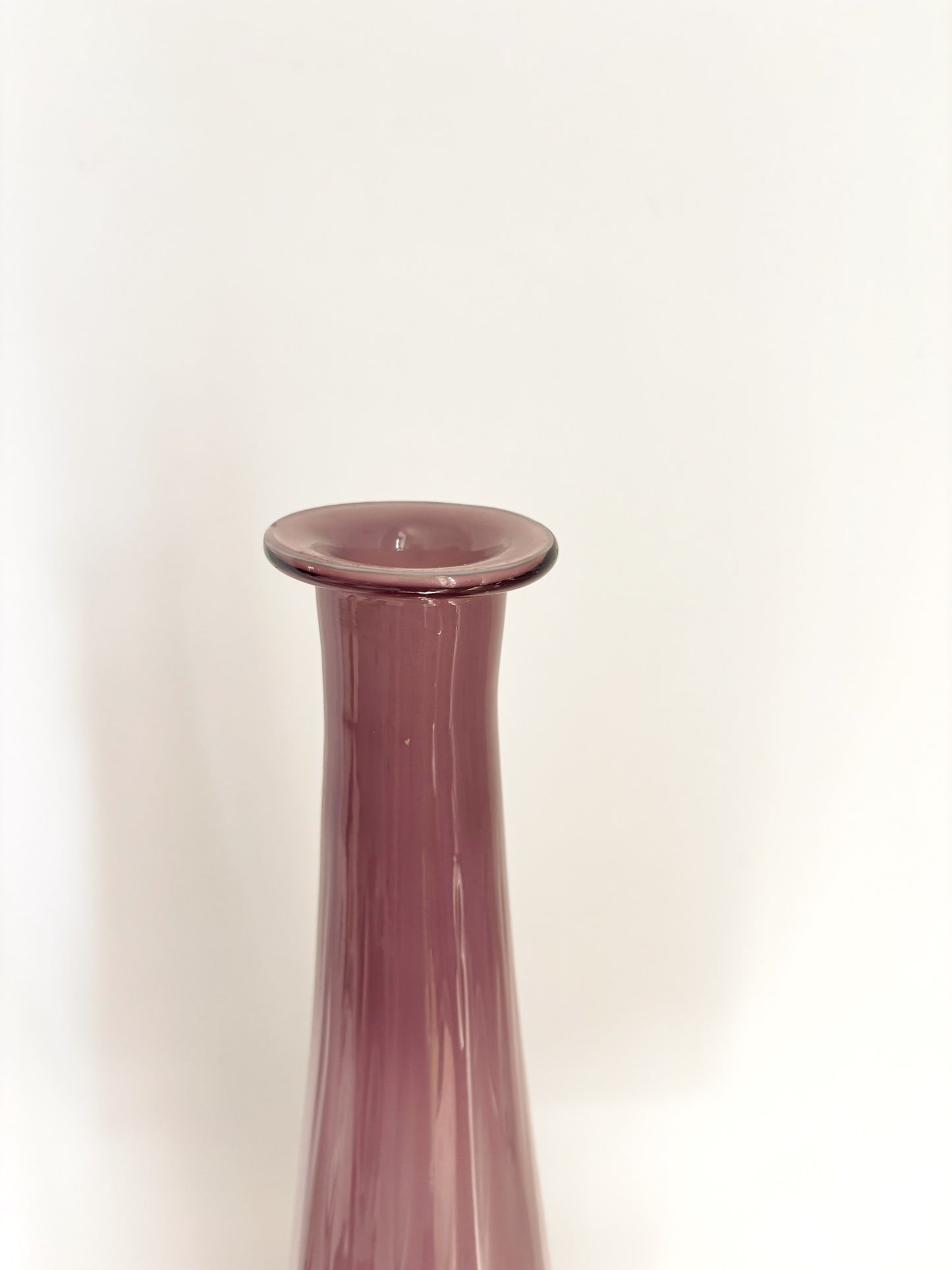 Bouteille en opaline mauve