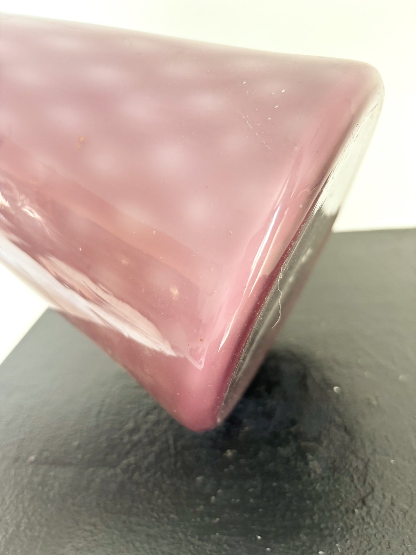 Bouteille en opaline mauve