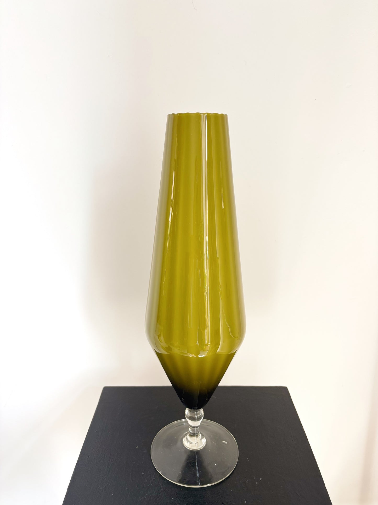 Haut vase en opaline vert olive