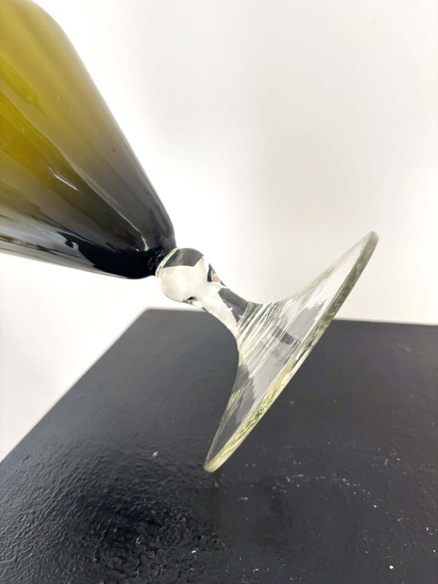 Haut vase en opaline vert olive