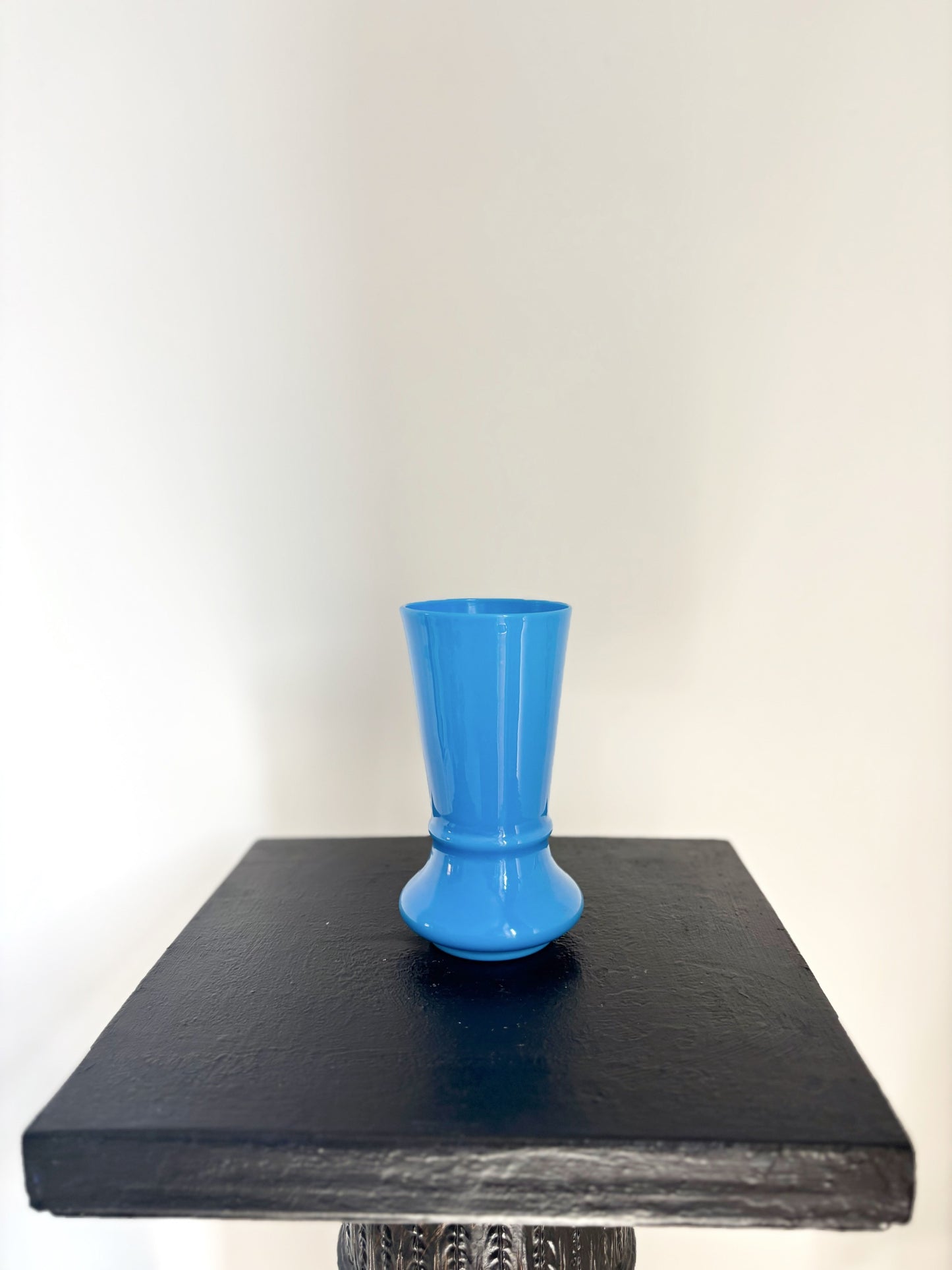 Vase en opaline bleu de Portieux