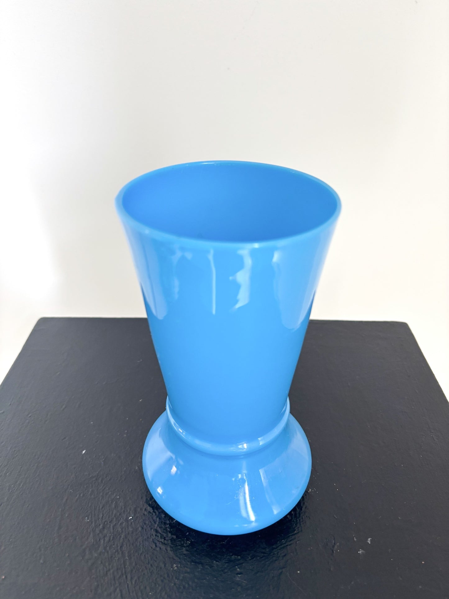 Vase en opaline bleu de Portieux