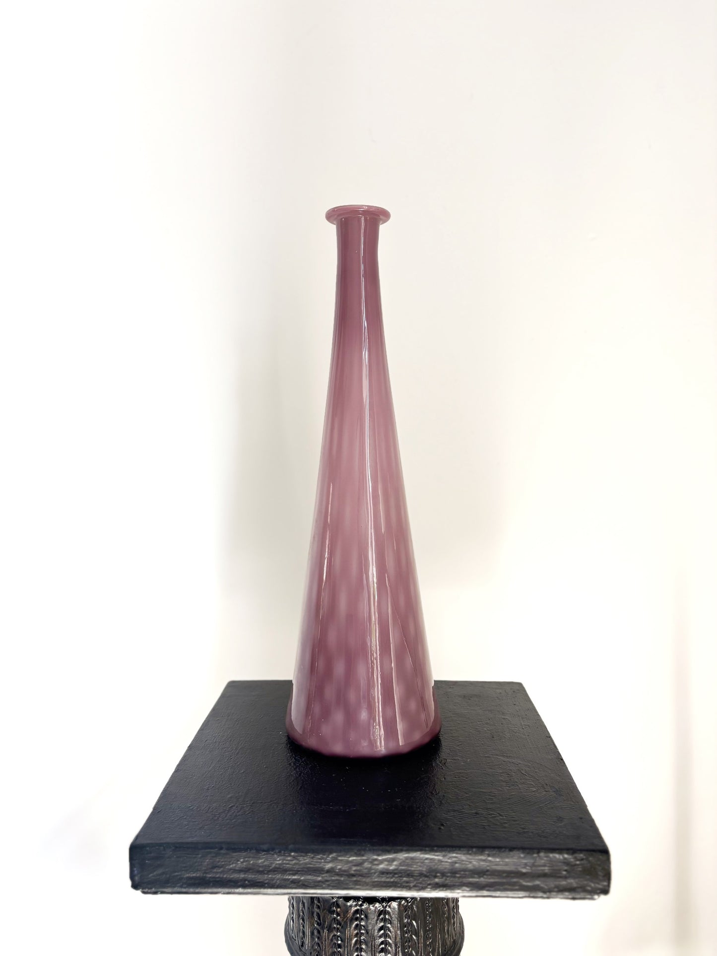 Bouteille en opaline mauve