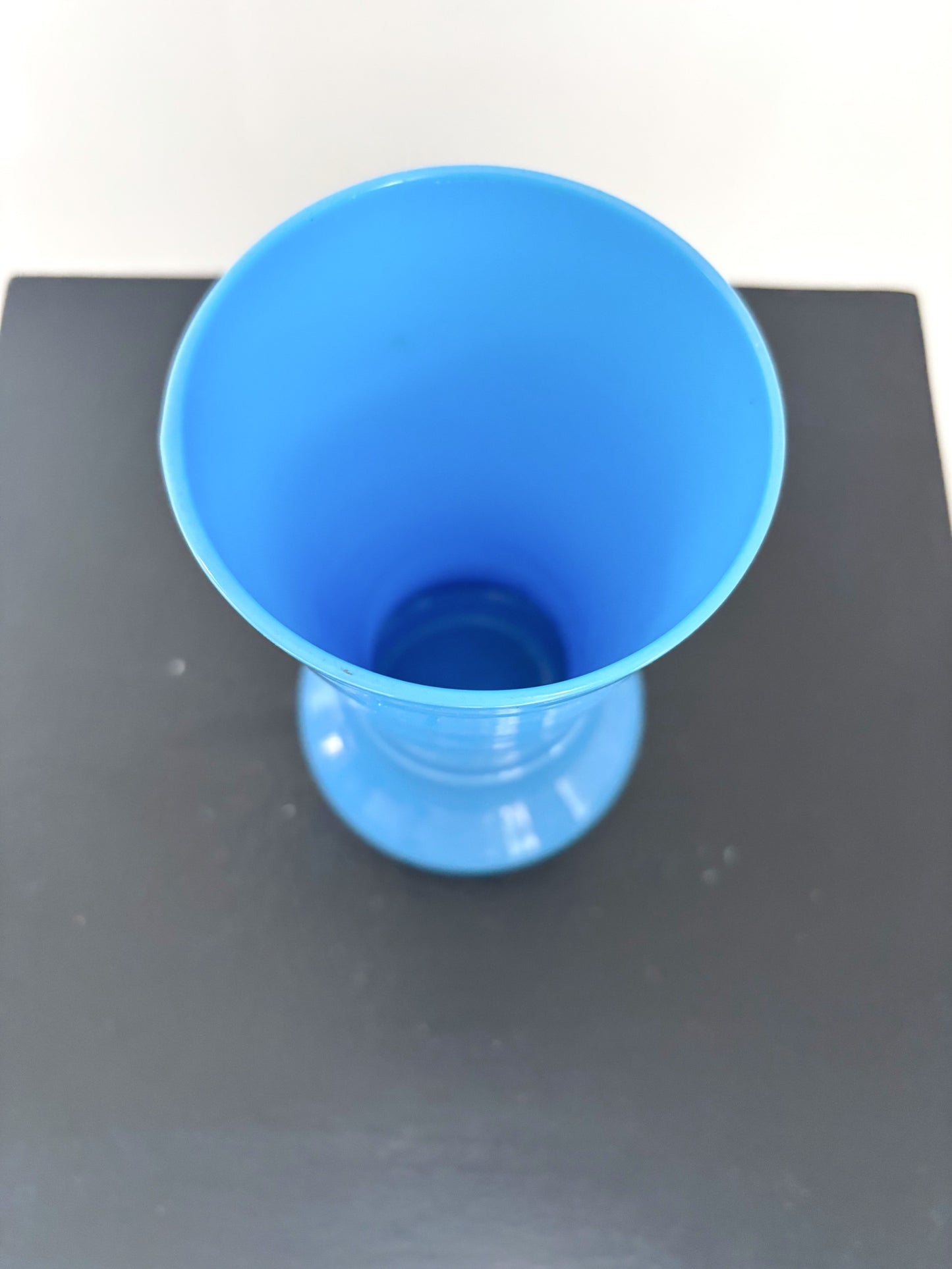 Vase en opaline bleu de Portieux