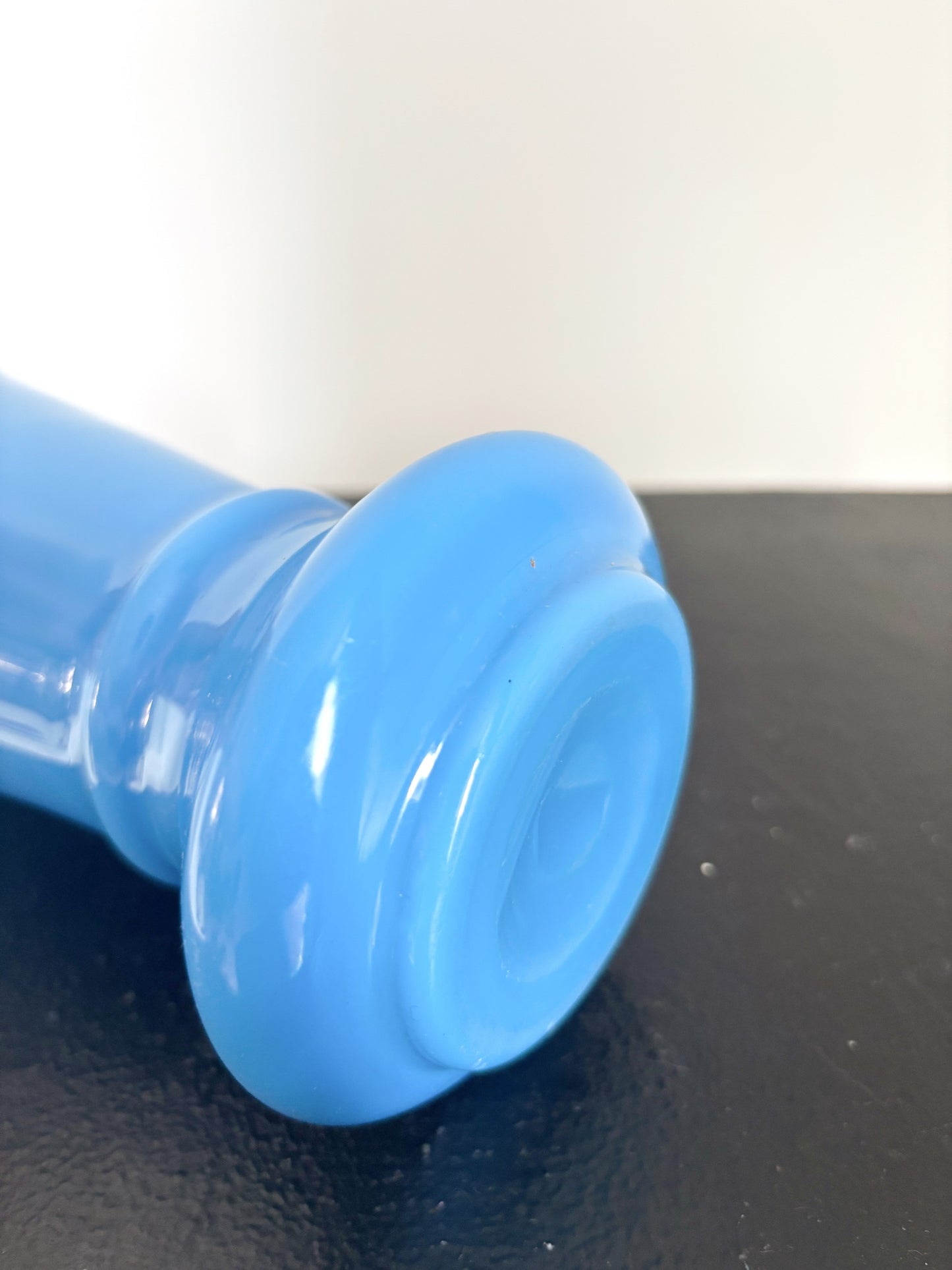 Vase en opaline bleu de Portieux