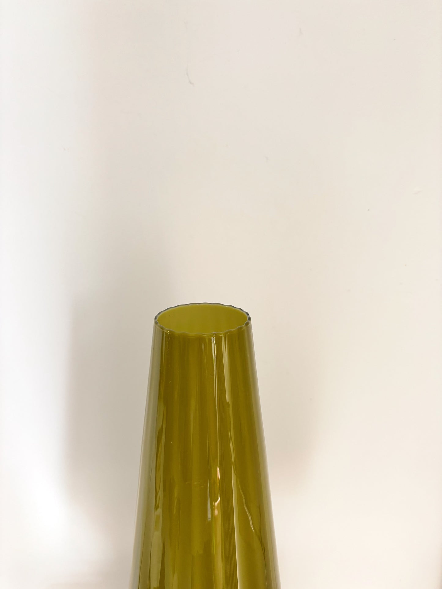 Haut vase en opaline vert olive