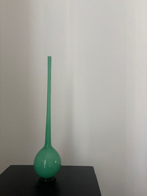 Vaasje van zeegroen opalineglas