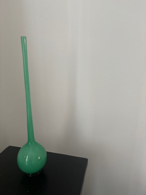 Vaasje van zeegroen opalineglas
