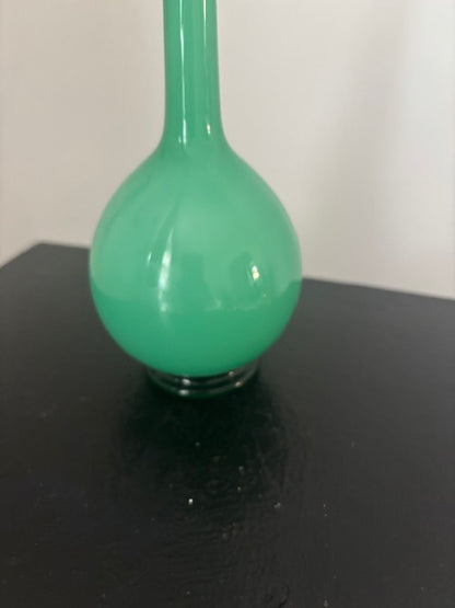 Vaasje van zeegroen opalineglas